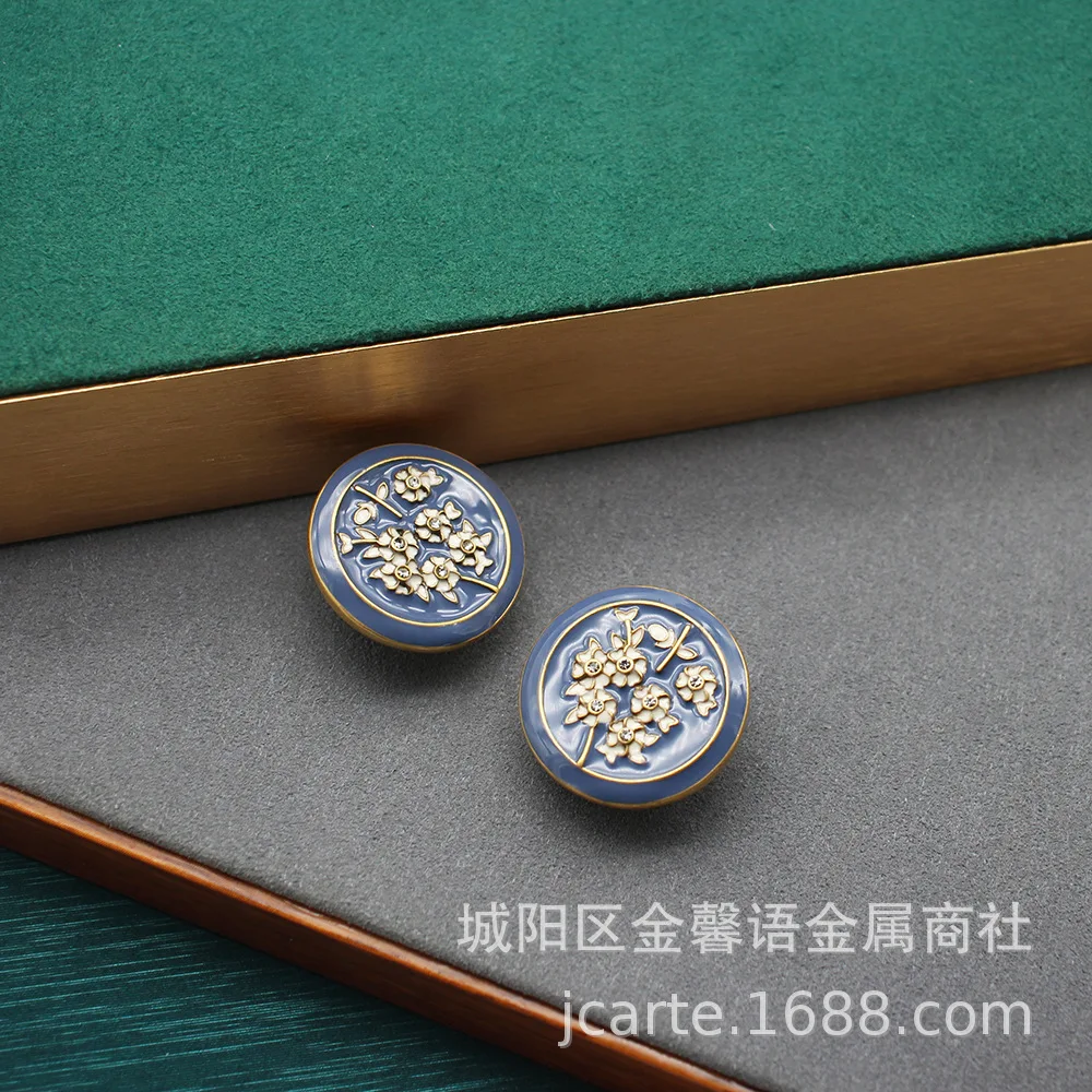 Chinese Button Embossed Petal Earrings Retro Enamel Distressed Earrings Earrings
Chinese Button Embossed Petal Earrings Retro Enamel Distressed Earrings Earrings