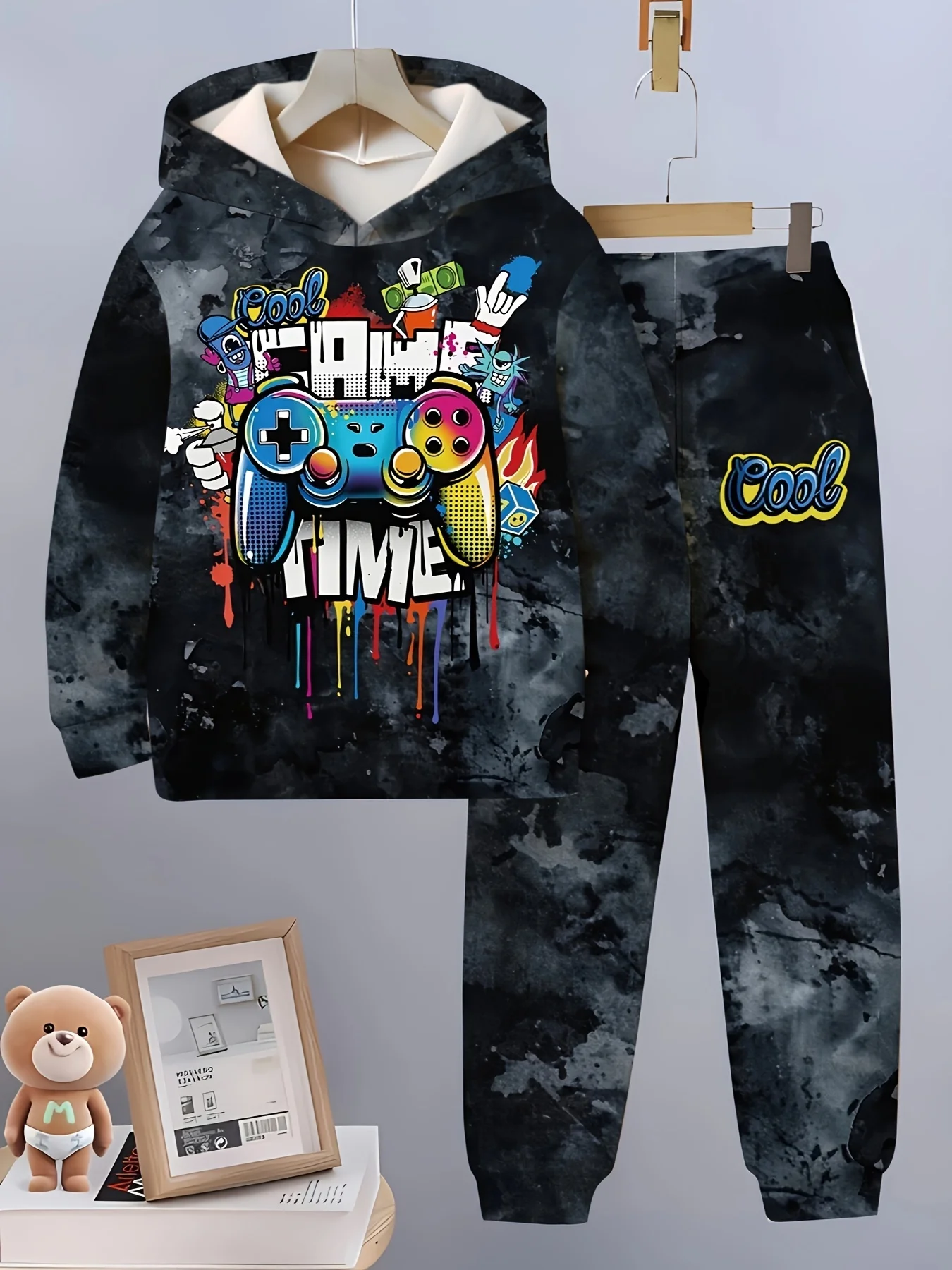 Зима-Осень 2025: комплект с капюшоном и спортивными штанами. Модная уличная одежда и домашний стиль. Классическая модная одежда с 3D принтом граффити.
Зима-Осень 2025: комплект с капюшоном и спортивными штанами. Модная уличная одежда и домашний стиль. Классическая модная одежда с 3D принтом граффити.