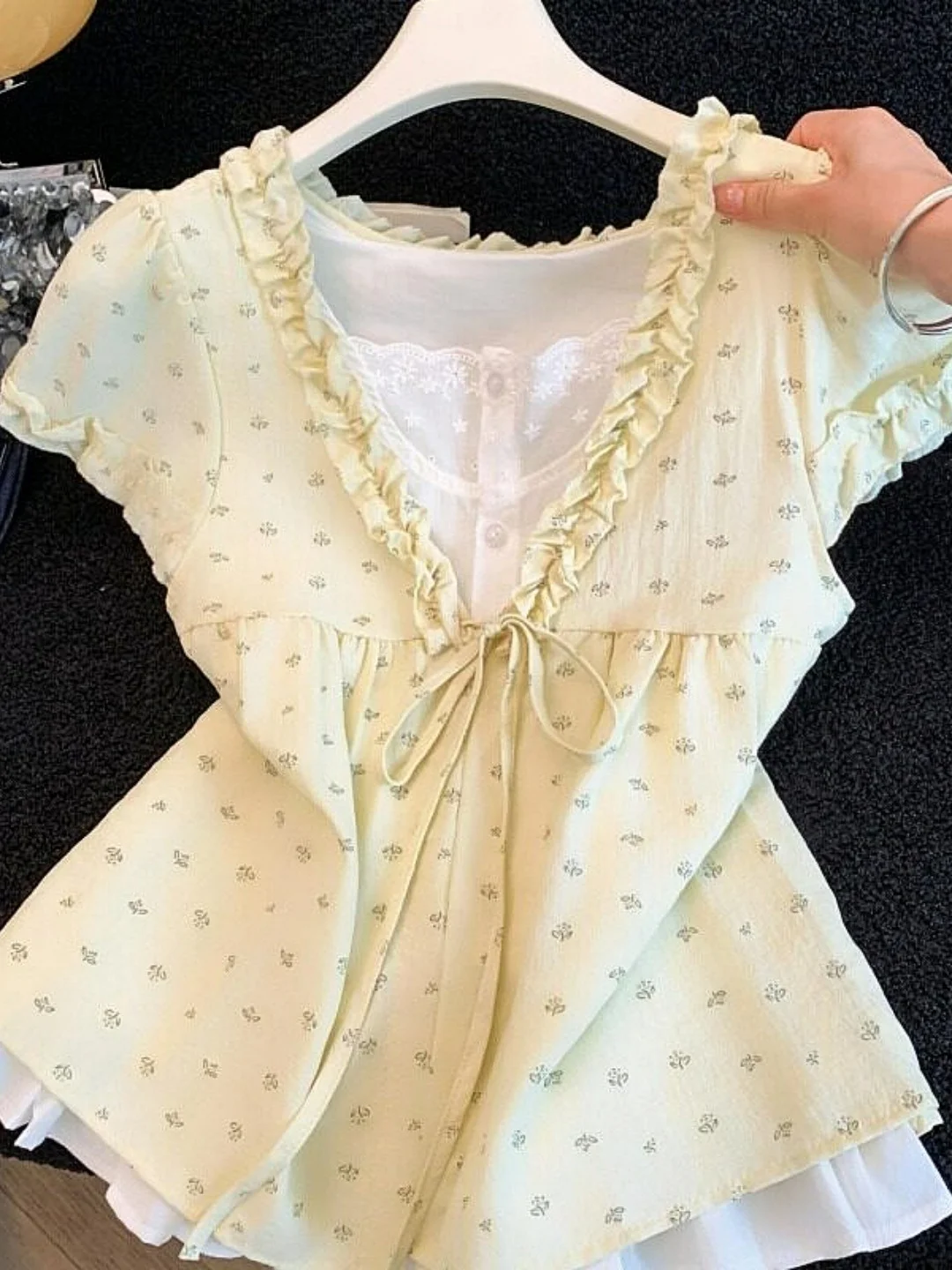 Summer New Women's V-neck Polka Dot Fake Two-piece Loose Shirt Wooden Trim Splice Breathable Polyester Fiber Short Sleeve
Summer New Women's V-neck Polka Dot Fake Two-piece Loose Shirt Wooden Trim Splice Breathable Polyester Fiber Short Sleeve