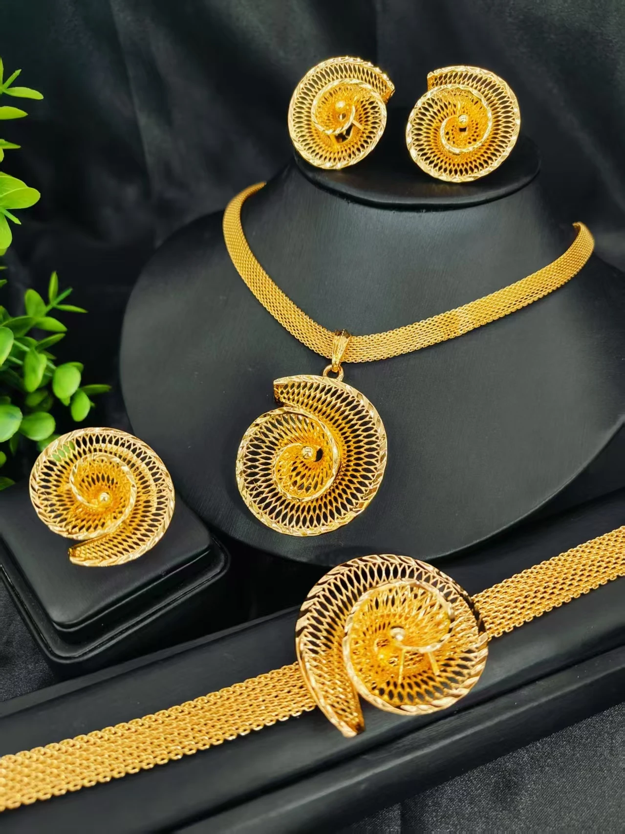 Dubai 24K Gold Plated Earrings Ring Necklace Bracelet for Bride Wedding Arabic Nigerian Jewelry Set
Dubai 24K Gold Plated Earrings Ring Necklace Bracelet for Bride Wedding Arabic Nigerian Jewelry Set