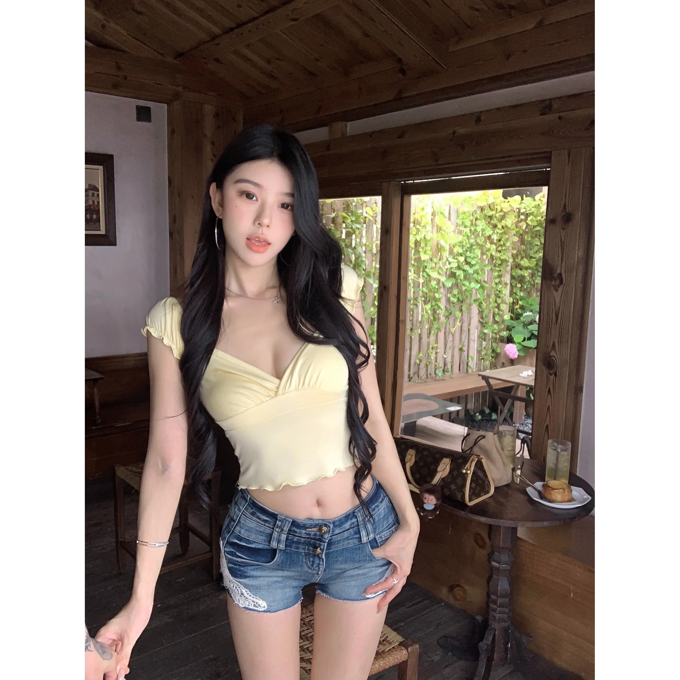 Sexy Pleated Short Sleeve V-Neck Top And Slim Fit Denim Shorts Set Women's Fashion Summer Outfit Casual Style Cotton Blend
Sexy Pleated Short Sleeve V-Neck Top And Slim Fit Denim Shorts Set Women's Fashion Summer Outfit Casual Style Cotton Blend