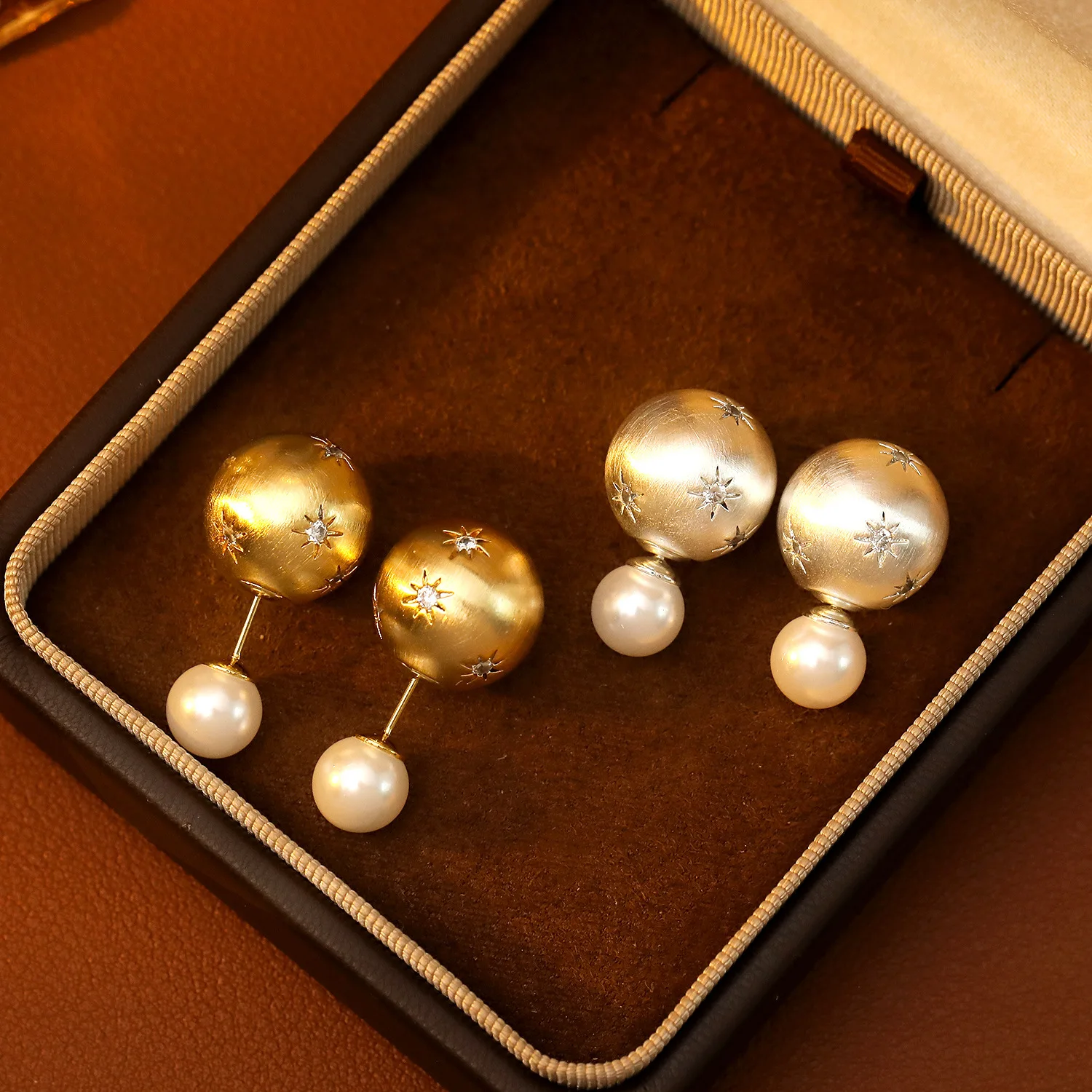 Classic High Quality S925 Silver Needle Brushed Star Earrings 18K Gold Plated French Vintage Round Hemisphere Star Drop Earrings
Classic High Quality S925 Silver Needle Brushed Star Earrings 18K Gold Plated French Vintage Round Hemisphere Star Drop Earrings