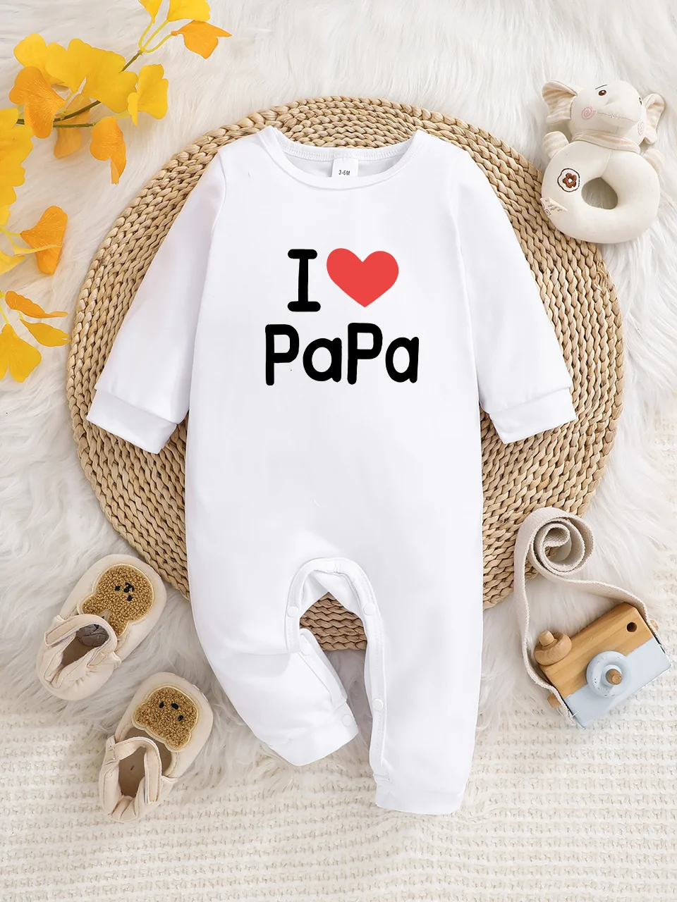 A baby long-sleeved onesie with interesting letter prints. It features a buttoned design for easy putting on and taking off, and
A baby long-sleeved onesie with interesting letter prints. It features a buttoned design for easy putting on and taking off, and