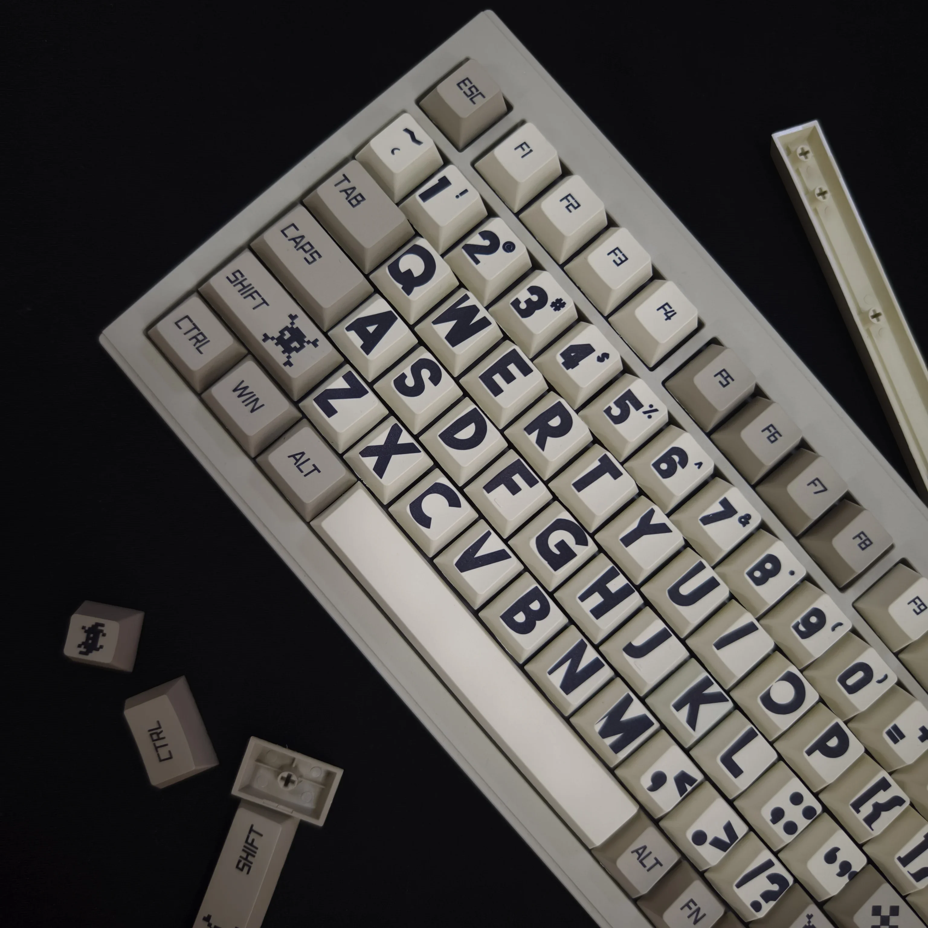 Retro black large font mechanical keyboard keycap 141 keys PBT sublimation cherry original height
Retro black large font mechanical keyboard keycap 141 keys PBT sublimation cherry original height
