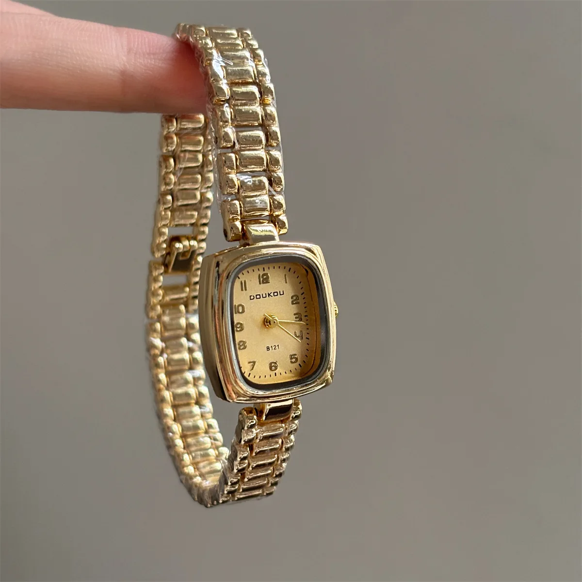 Retro Compact Gold Watch For Women 2026 New Light Luxury Simple Square Fashion Stainless Steel Bracelet Watch Birthday Gift
Retro Compact Gold Watch For Women 2026 New Light Luxury Simple Square Fashion Stainless Steel Bracelet Watch Birthday Gift