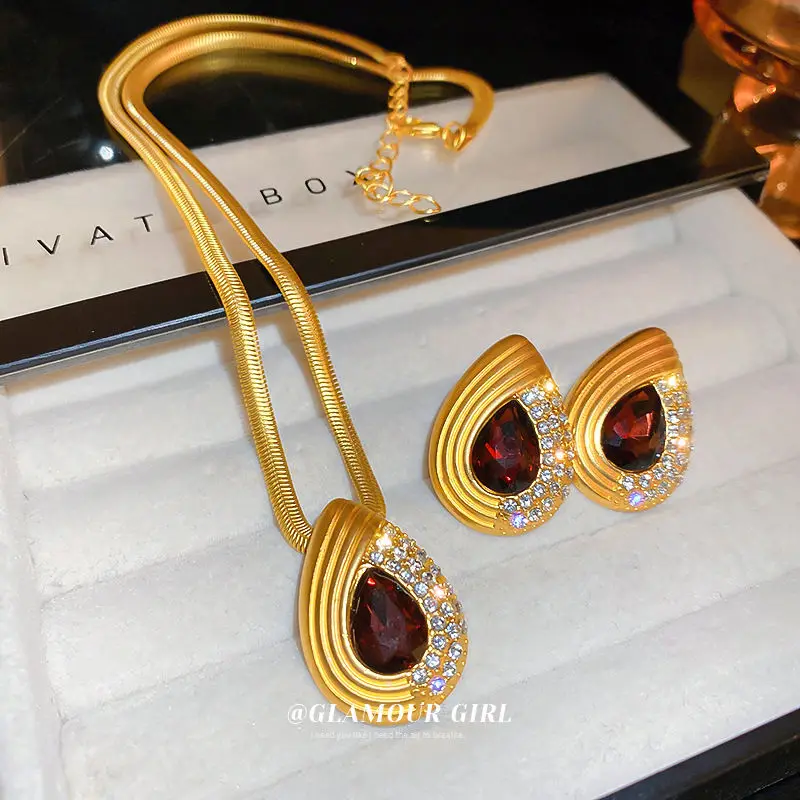 Diamond water drop necklace silver needle earrings set exaggerated niche temperament fashion
Diamond water drop necklace silver needle earrings set exaggerated niche temperament fashion