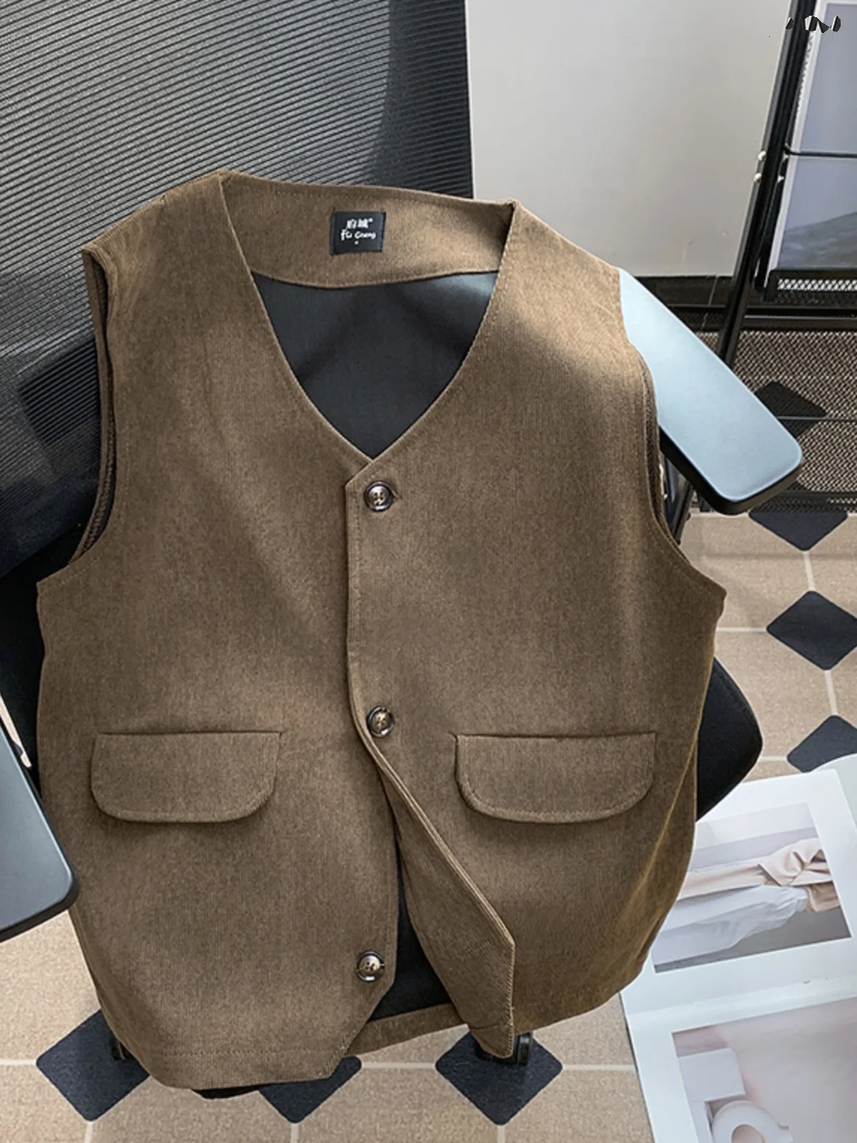Мужской вельветовый жилет в стиле ретро, свободного кроя, с V-образным вырезом, однотонный, осенний, модный, повседневный, молодежный, популярный бренд
Мужской вельветовый жилет в стиле ретро, свободного кроя, с V-образным вырезом, однотонный, осенний, модный, повседневный, молодежный, популярный бренд