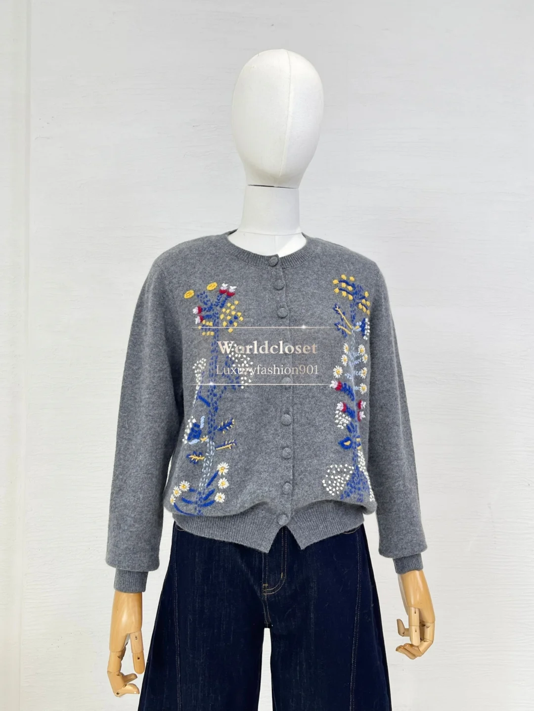 2026 High Quality Grey Color Embroidery Long Sleeve Knit Women White Cardigan Tops
2026 High Quality Grey Color Embroidery Long Sleeve Knit Women White Cardigan Tops