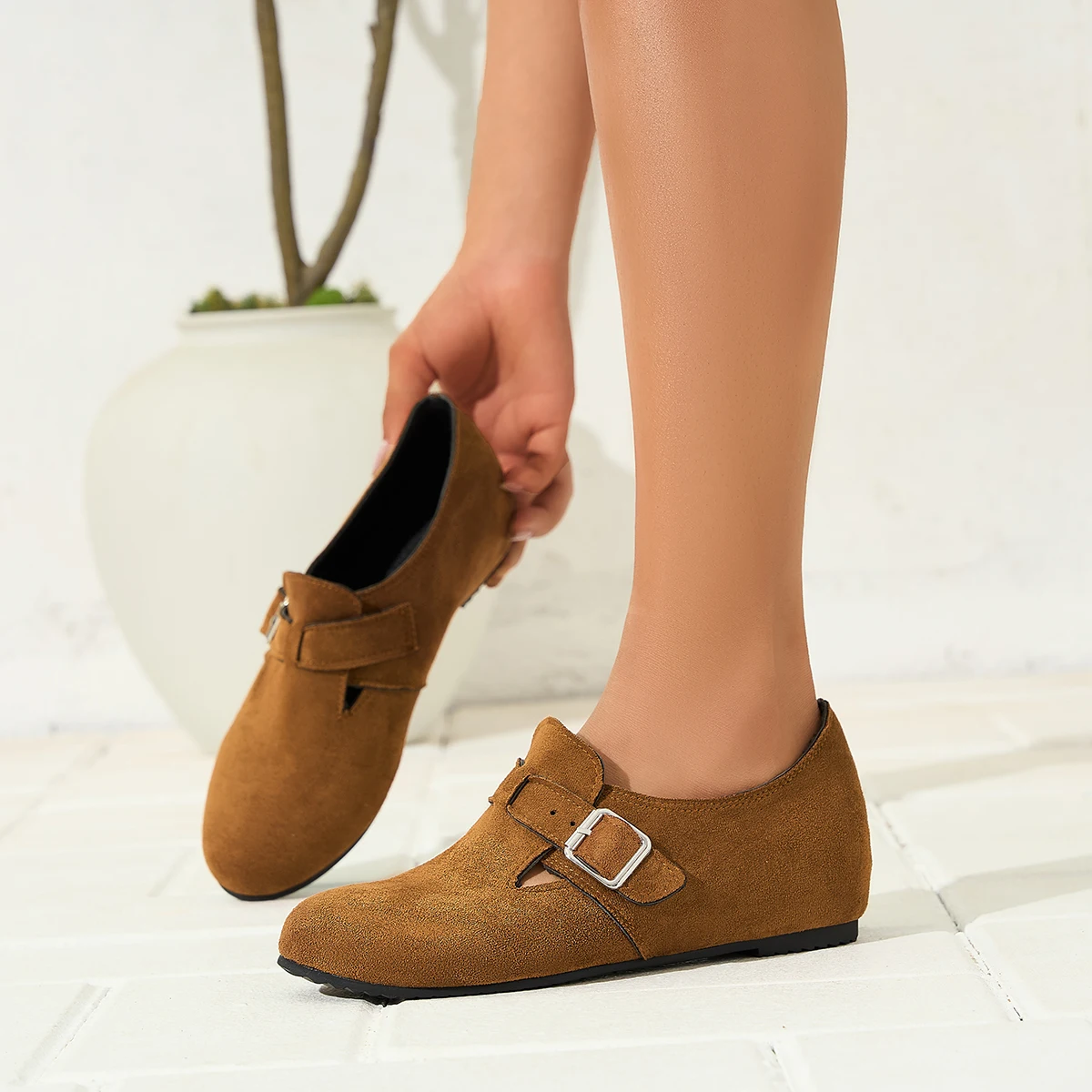 2025 г., осенне-зимние удобные женские одинарные туфли на плоской подошве с застежкой на ножной педалью, удобные из улицы внутри, высота 2,5 см.
2025 г., осенне-зимние удобные женские одинарные туфли на плоской подошве с застежкой на ножной педалью, удобные из улицы внутри, высота 2,5 см.