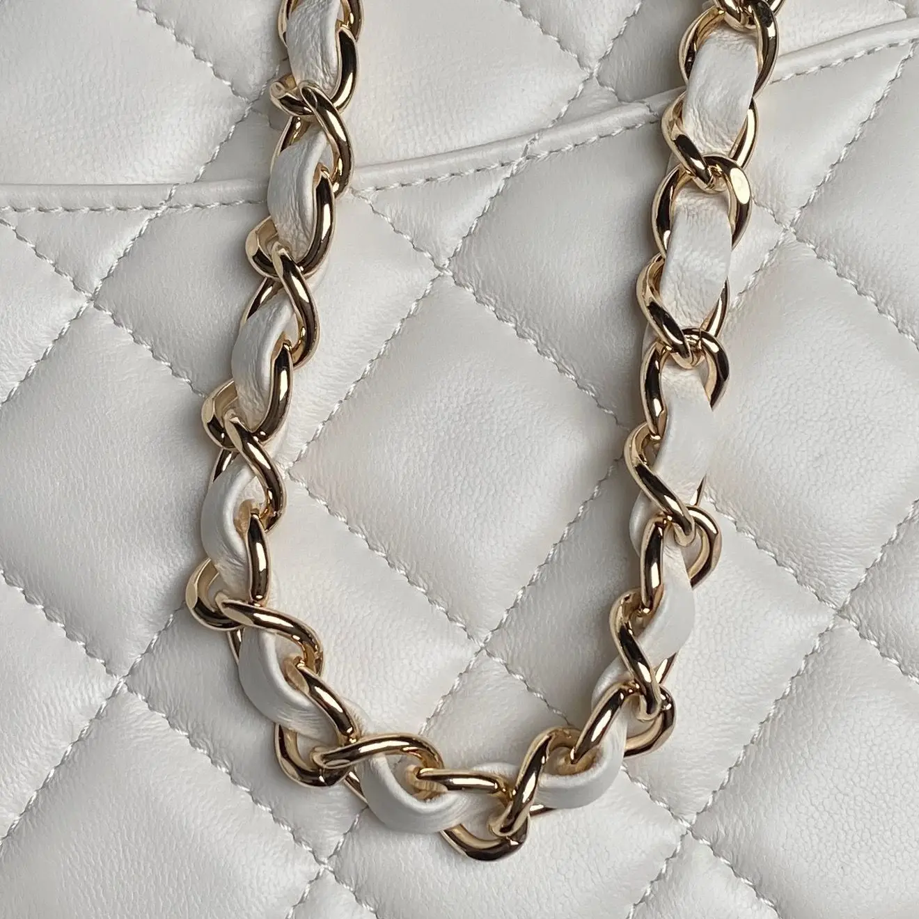 White quilted leather crossbody bag, women's gold chain shoulder bag.
White quilted leather crossbody bag, women's gold chain shoulder bag.
