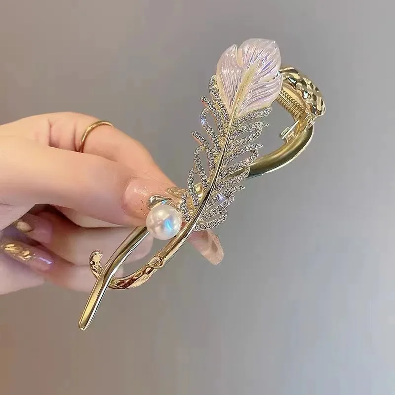 The feather twist one-shoulder clip has a high-end look. It is a versatile hair clip and headpiece for the back of the head
The feather twist one-shoulder clip has a high-end look. It is a versatile hair clip and headpiece for the back of the head