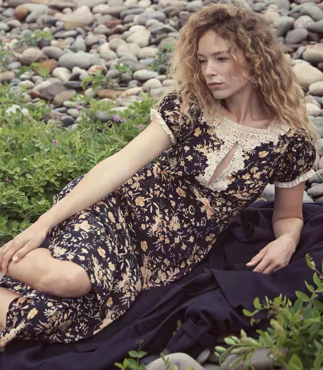 Women Flower Printed Square Collar Slit Chest Lace Stitching 100% Silk Slim Long Dress
Women Flower Printed Square Collar Slit Chest Lace Stitching 100% Silk Slim Long Dress