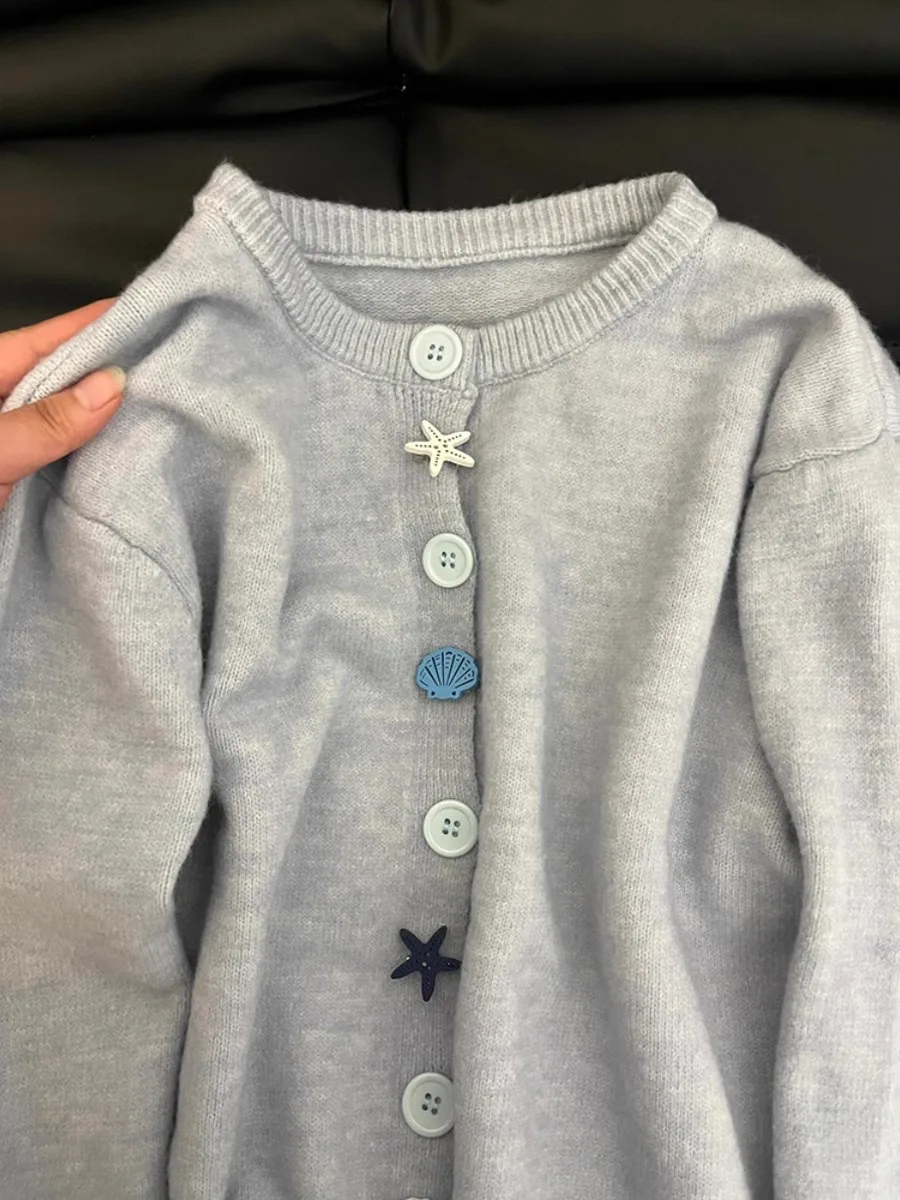 Мягкий уютный открытый кардиган-свитер, мужской свободный крой, универсальный вязаный топ, молодежный повседневный зимний модный свитер на пуговицах, круглый Ne Long Sve
Мягкий уютный открытый кардиган-свитер, мужской свободный крой, универсальный вязаный топ, молодежный повседневный зимний модный свитер на пуговицах, круглый Ne Long Sve