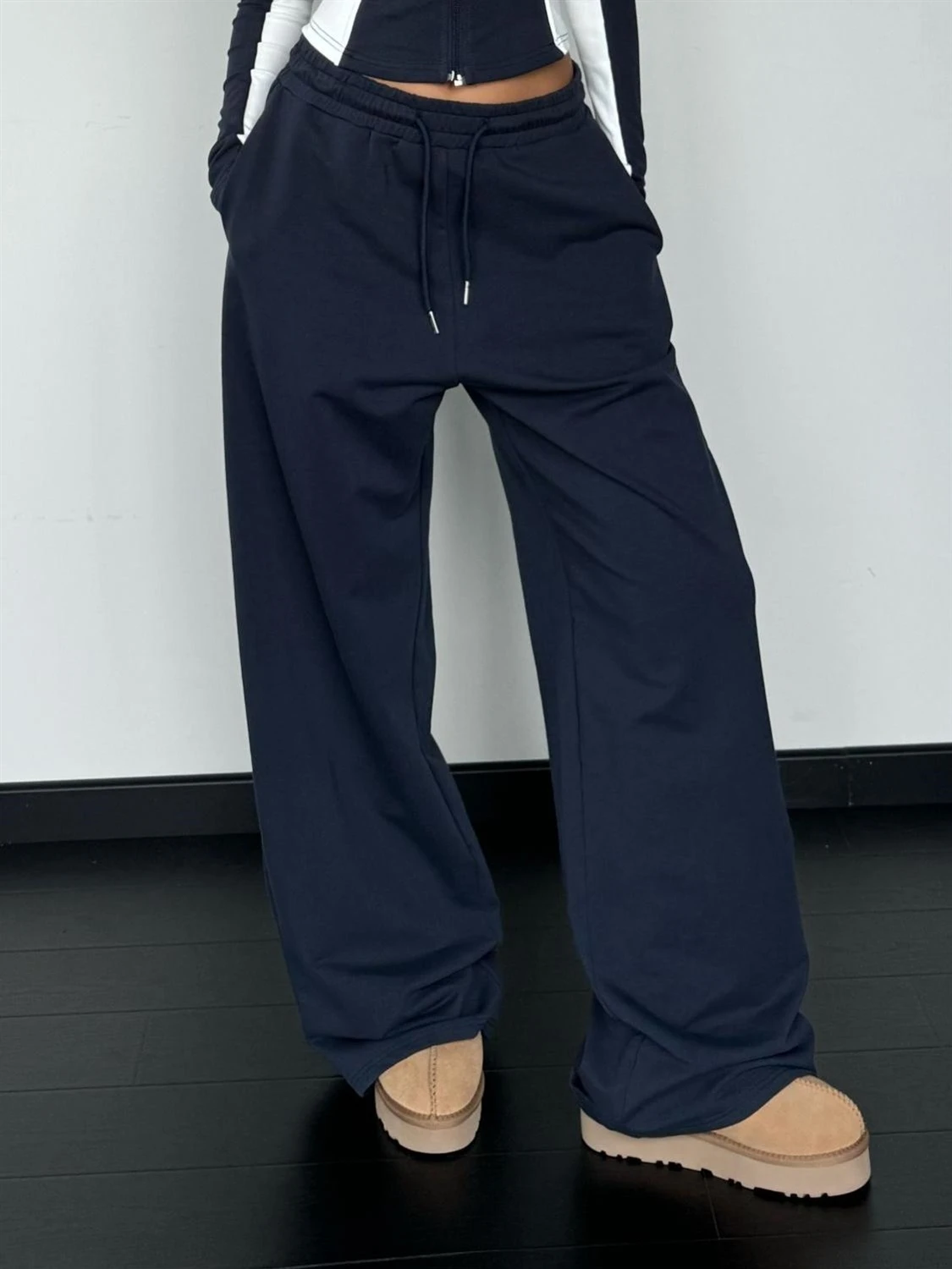 Черные свободные женские спортивные брюки Fcii Brand Cleanfit Style, длинные брюки в американском повседневном стиле, H4K2244, удобные женские брюки из трикотажа.
Черные свободные женские спортивные брюки Fcii Brand Cleanfit Style, длинные брюки в американском повседневном стиле, H4K2244, удобные женские брюки из трикотажа.