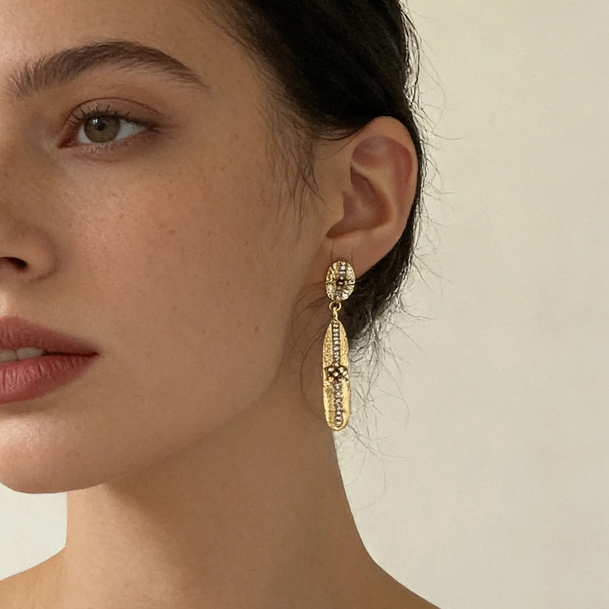 2026 Vintage Engraved Metal Dangle Earrings Shiny Sparkly Rhinestone Jewelry Trendy Woman Personalized Holiday Party Accessories
2026 Vintage Engraved Metal Dangle Earrings Shiny Sparkly Rhinestone Jewelry Trendy Woman Personalized Holiday Party Accessories