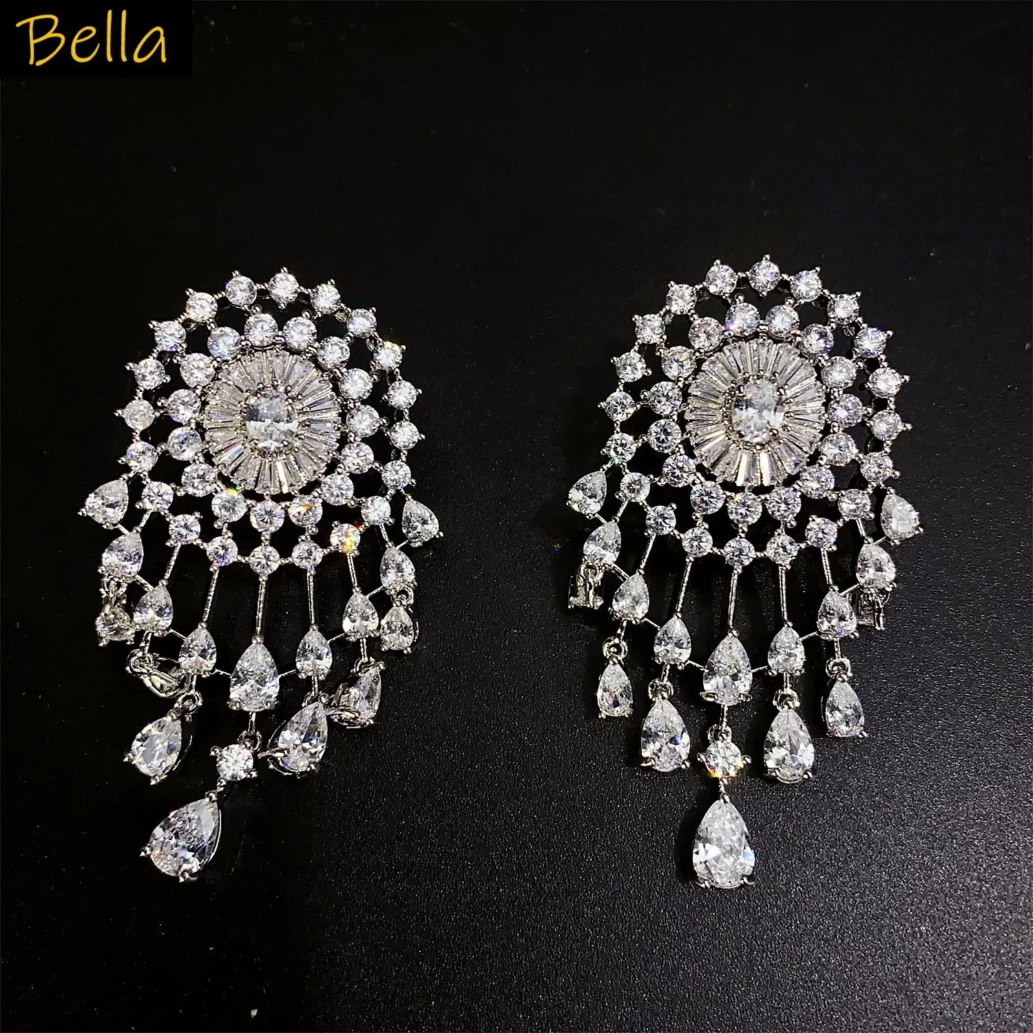 White Zircon Round Earrings Wedding Bride Luxury Jewelry Circle Openwork Water Drop Pendant Earrings Women Gift
White Zircon Round Earrings Wedding Bride Luxury Jewelry Circle Openwork Water Drop Pendant Earrings Women Gift