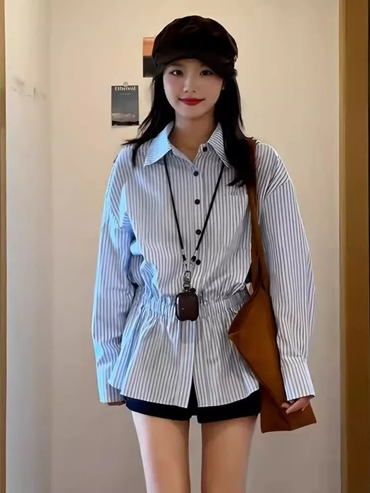 Модная полосатая рубашка больших размеров с длинным рукавом для женщин, осенняя, с завышенной талией, утягивающая, для многослойных образов, в корейском стиле, для повседневной носки.
Модная полосатая рубашка больших размеров с длинным рукавом для женщин, осенняя, с завышенной талией, утягивающая, для многослойных образов, в корейском стиле, для повседневной носки.