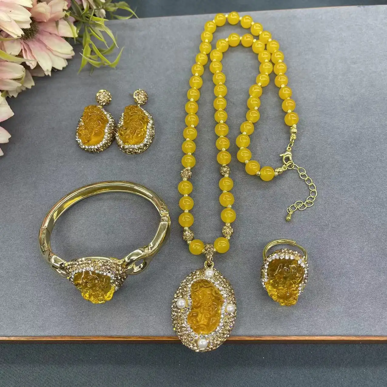 Ore explosive Pixiu inlaid baroque pearl set Medieval niche jewelry jade four-piece set Factory wholesale
Ore explosive Pixiu inlaid baroque pearl set Medieval niche jewelry jade four-piece set Factory wholesale