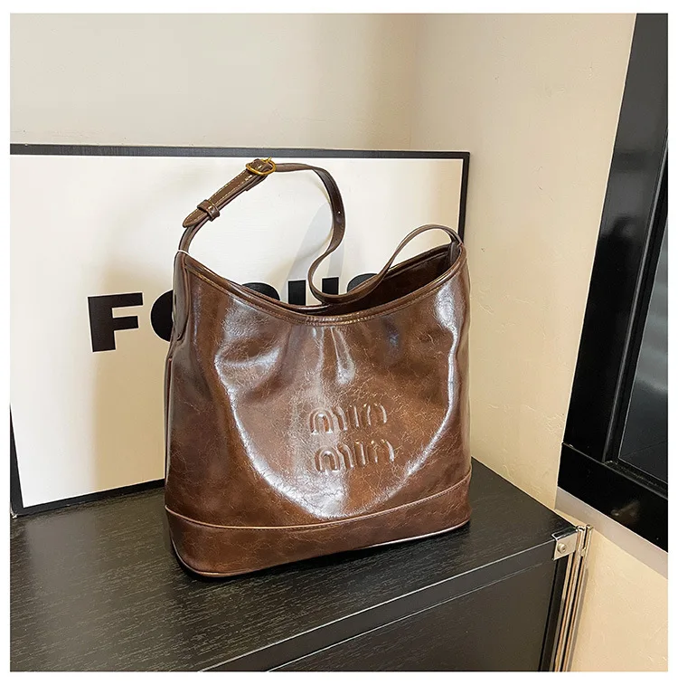Fashion pleated underarm bag women's 2025 spring new shoulder bag commuter tote bag
Fashion pleated underarm bag women's 2025 spring new shoulder bag commuter tote bag