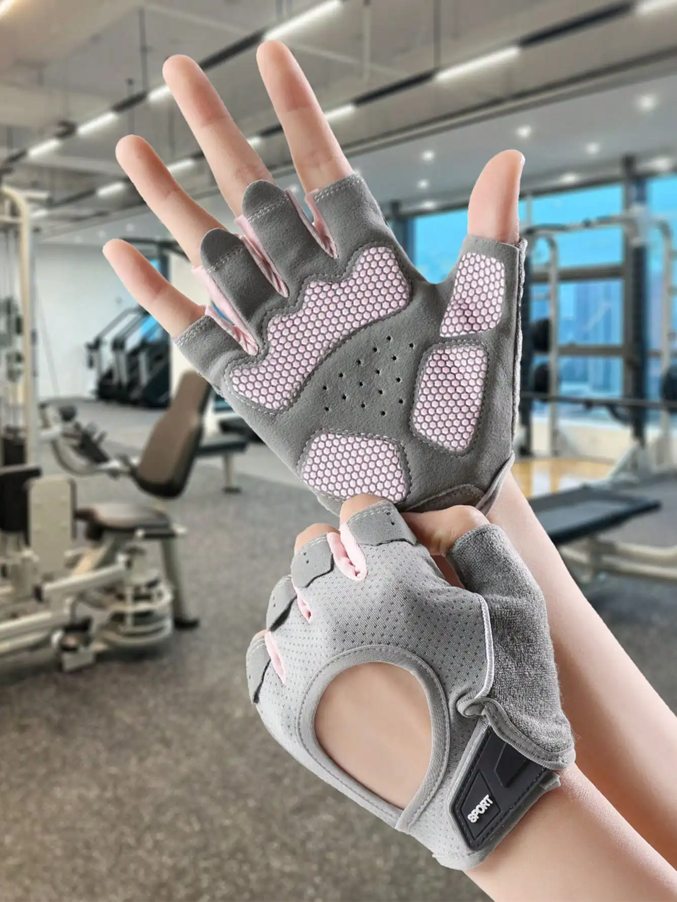 1 Pair Unisex Anti-Callus Fitness Gloves Breathable Non Slip Gloves For Weightlifting Kettlebell Pull Up Gym Training Use
1 Pair Unisex Anti-Callus Fitness Gloves Breathable Non Slip Gloves For Weightlifting Kettlebell Pull Up Gym Training Use
