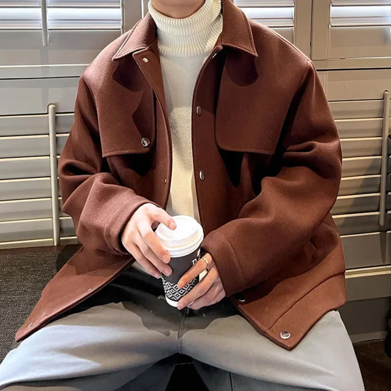 Winter Short Woolen Coat Men Warm Retro Thickened Woolen Jacket Men Streetwear Korean Loose Woolen Coat Mens Oversized Overcoat
Winter Short Woolen Coat Men Warm Retro Thickened Woolen Jacket Men Streetwear Korean Loose Woolen Coat Mens Oversized Overcoat