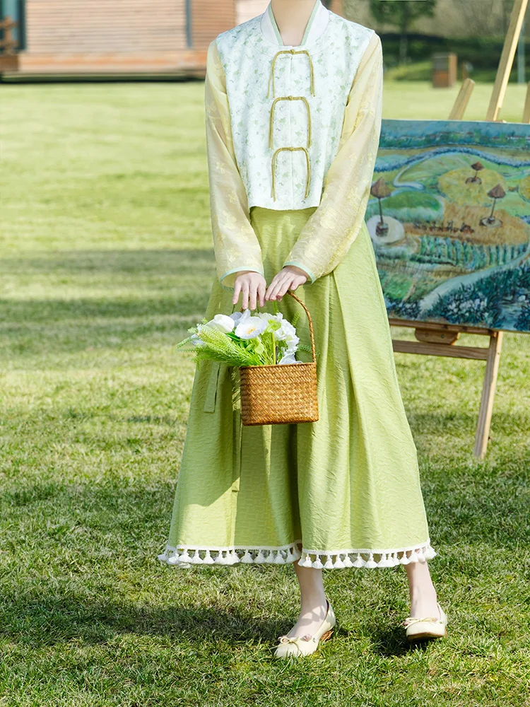 Комплект для женщин в китайском традиционном стиле: стеганая жилетка и юбка Chang Gong Yu для Весеннего фестиваля
Комплект для женщин в китайском традиционном стиле: стеганая жилетка и юбка Chang Gong Yu для Весеннего фестиваля