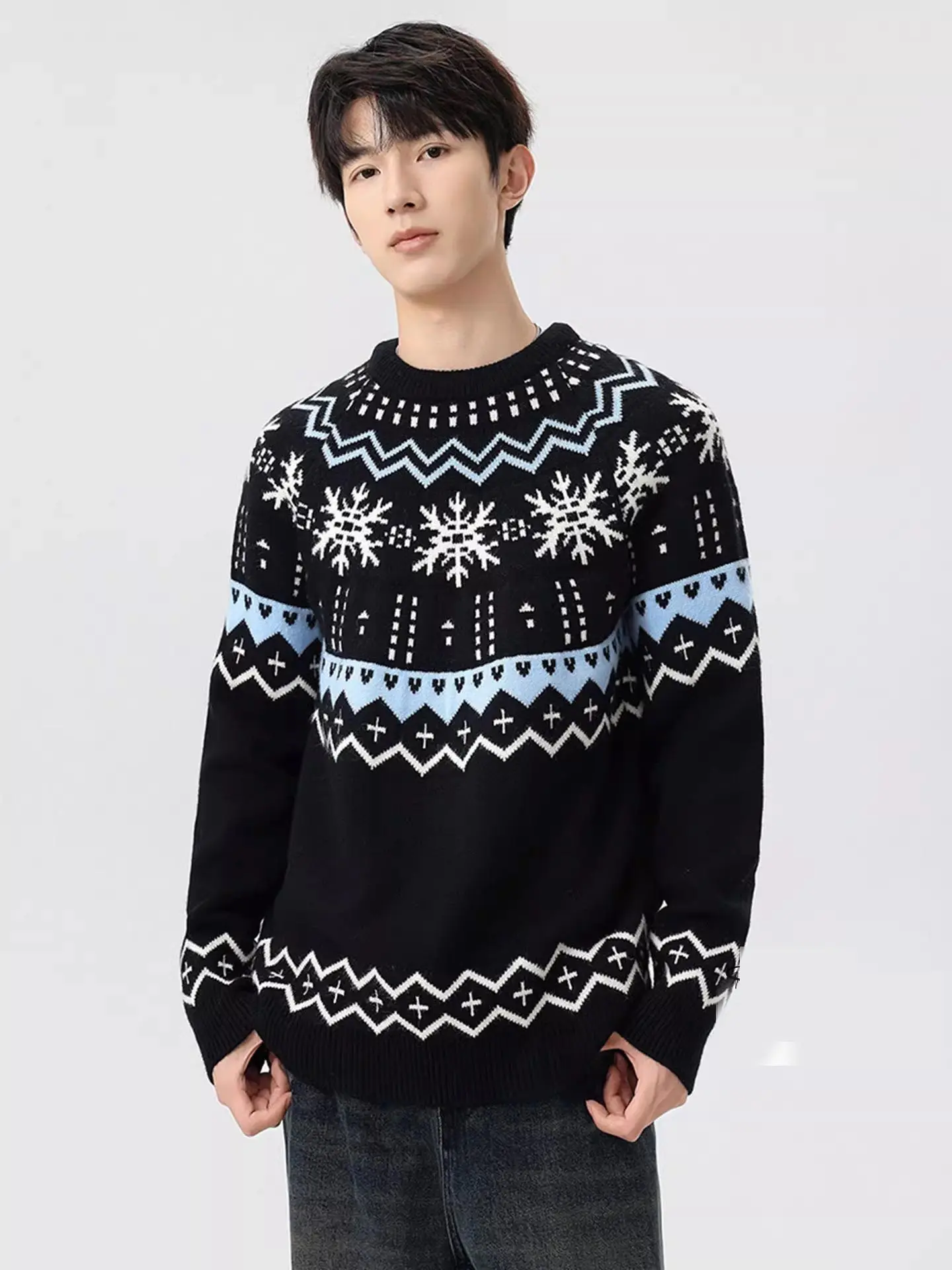 Мужской повседневный трикотажный джемпер с круглым вырезом, Зима 2025, Новинка, с геометрическим узором «Снежинка», универсальный, комфортный, из полиэфирного волокна, с длинным рукавом
Мужской повседневный трикотажный джемпер с круглым вырезом, Зима 2025, Новинка, с геометрическим узором «Снежинка», универсальный, комфортный, из полиэфирного волокна, с длинным рукавом