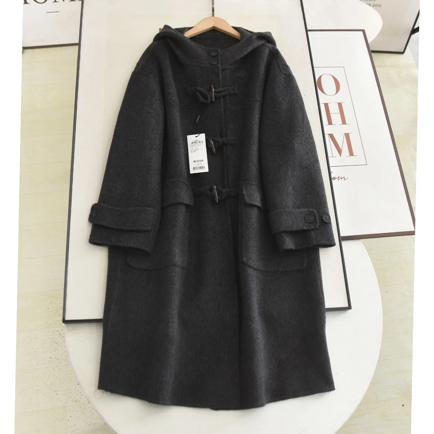 Loose Fit Woolen Coat 2025 Autumn Winter Korean Sle Hooded Versatile Buttoned Mid-Length Faionable Outerwear
Loose Fit Woolen Coat 2025 Autumn Winter Korean Sle Hooded Versatile Buttoned Mid-Length Faionable Outerwear
