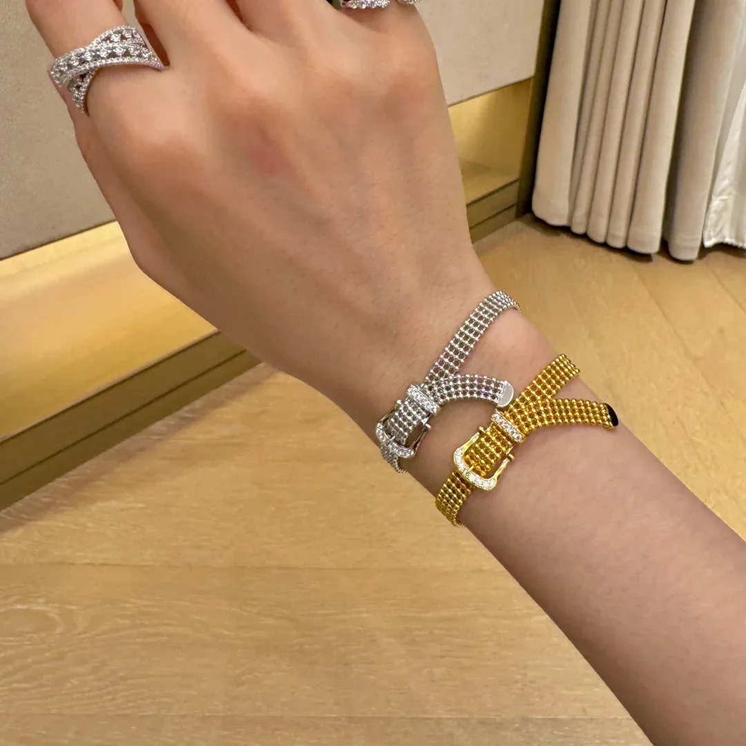 Italian Light Luxury Milanese 925 Silver Lace Strap Bracelet French Retro Creative Niche Design Ribbon Bracelet For Women
Italian Light Luxury Milanese 925 Silver Lace Strap Bracelet French Retro Creative Niche Design Ribbon Bracelet For Women