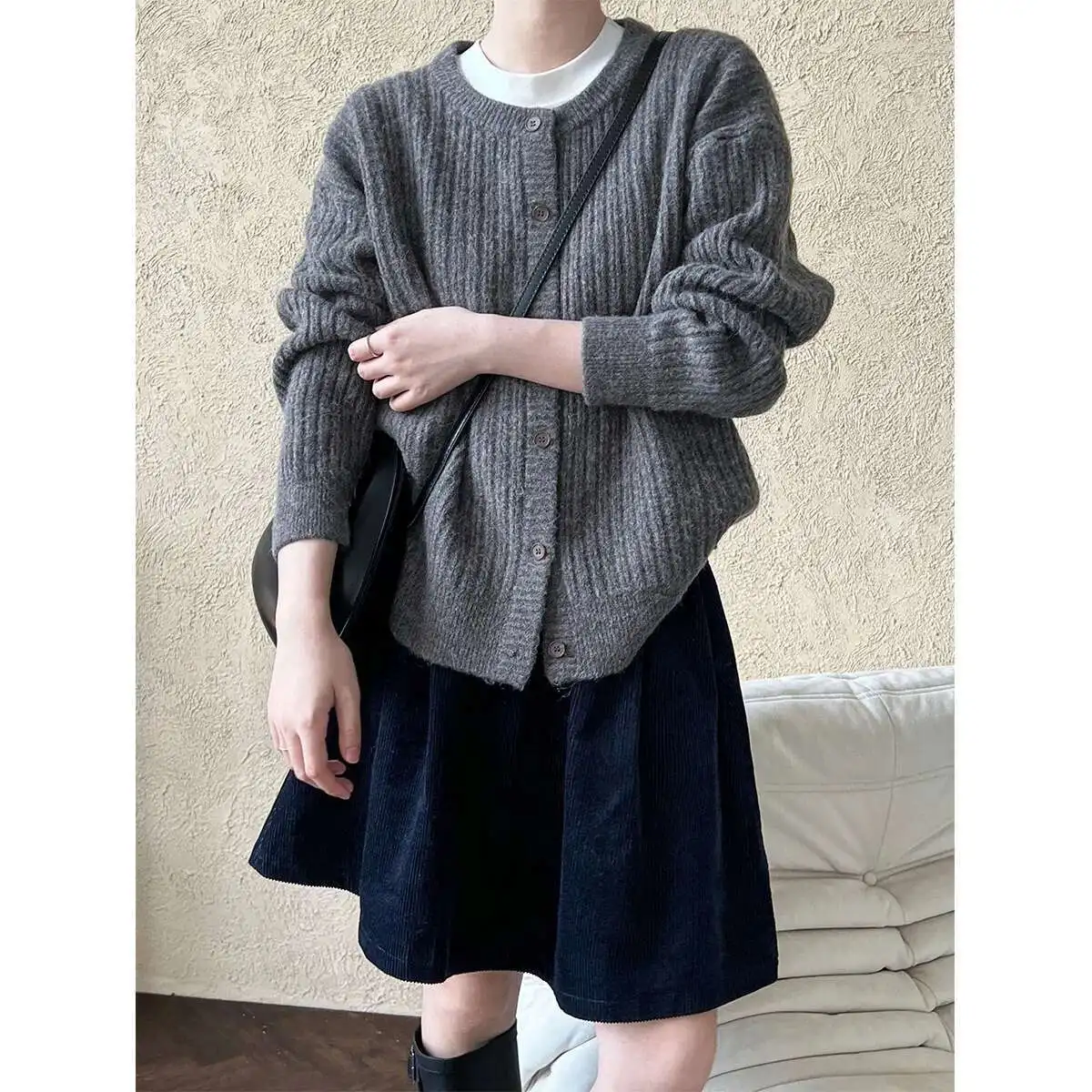 Casualkeng Round Neck Short Knitted Cardigan Women's 2025 Autumn New Versatile Jacket Top Ss601
Casualkeng Round Neck Short Knitted Cardigan Women's 2025 Autumn New Versatile Jacket Top Ss601
