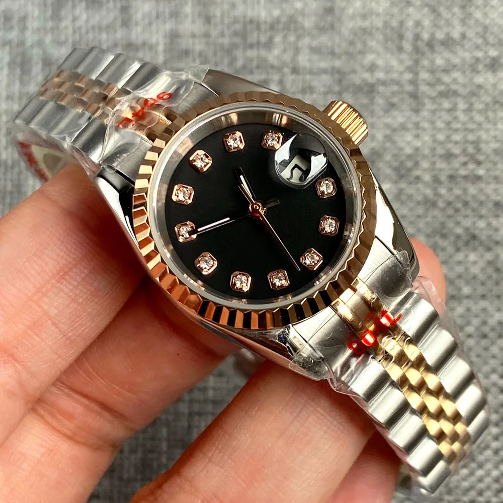 26mm Two Tone Fashion Ladies Black Watch Diamond Dial Sapphire Glass Date NH05 Automatic Women Watch Mini Design Fluted Bezel
26mm Two Tone Fashion Ladies Black Watch Diamond Dial Sapphire Glass Date NH05 Automatic Women Watch Mini Design Fluted Bezel