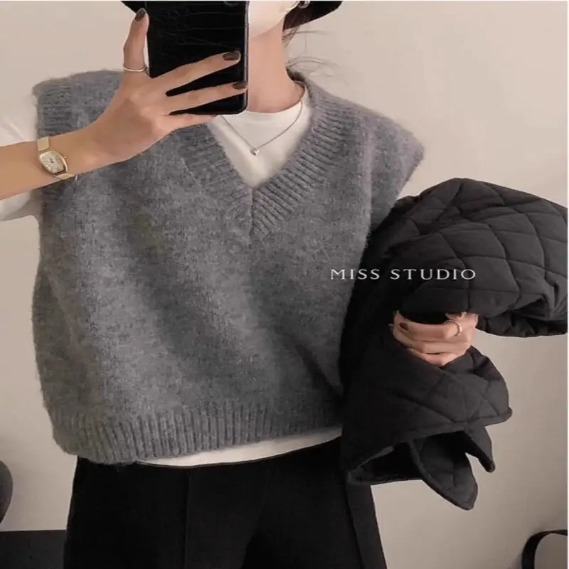 Женский свитер осенне-зимний вязаный жилет женский коричневый весенний новый многослойный топ с v-образным вырезом молодежное стильное элегантное пальто внутренняя одежда
Женский свитер осенне-зимний вязаный жилет женский коричневый весенний новый многослойный топ с v-образным вырезом молодежное стильное элегантное пальто внутренняя одежда