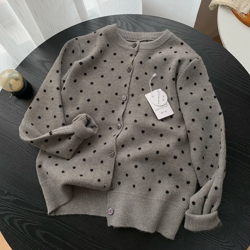 Черно-белый вязаный свитер в горошек для женщин, осень-зима, корейский стиль, свободный мягкий кардиган с круглым вырезом, пальто, универсальные женские топы
Черно-белый вязаный свитер в горошек для женщин, осень-зима, корейский стиль, свободный мягкий кардиган с круглым вырезом, пальто, универсальные женские топы