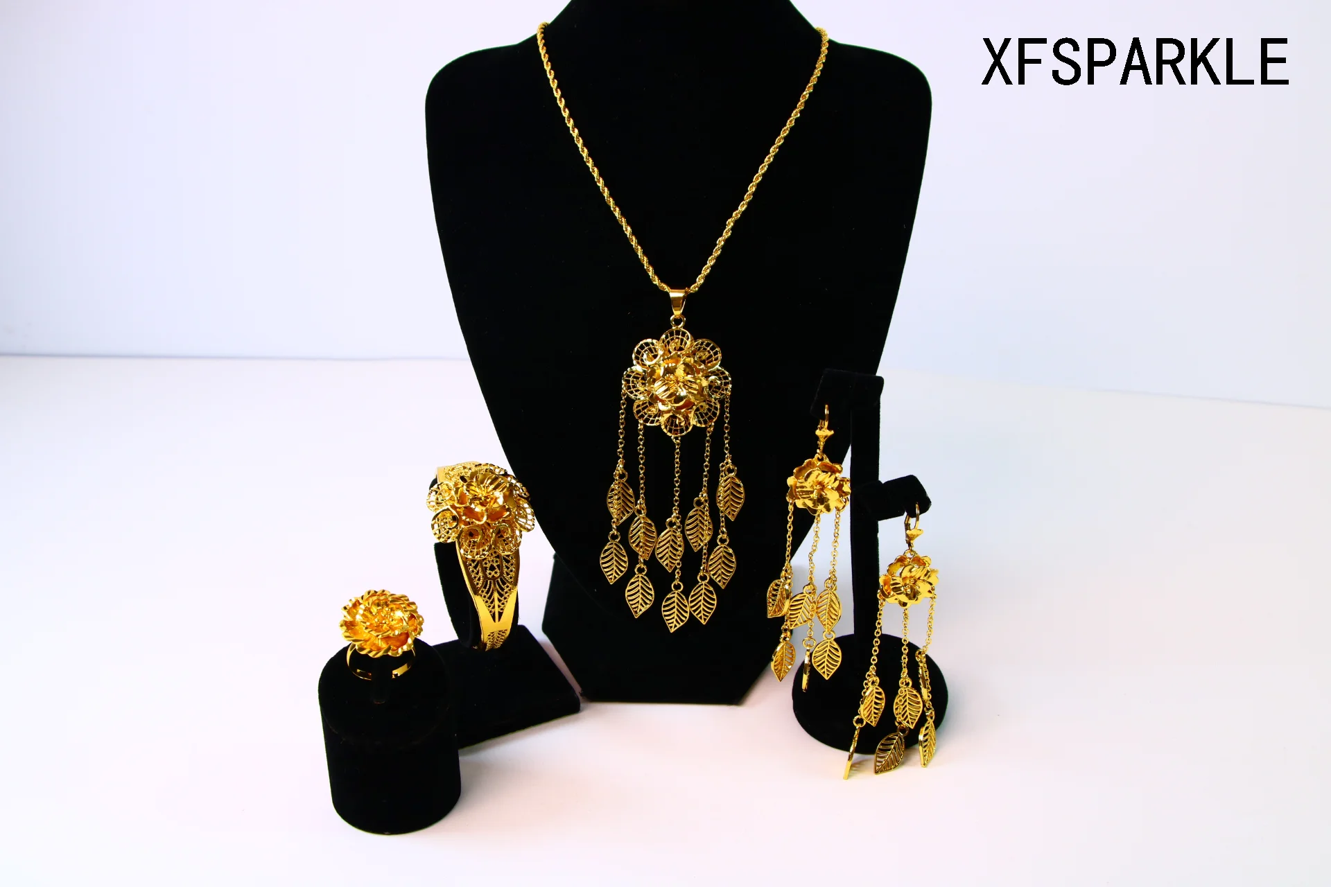 Alloy clavicle chain palace temperament European and American vintage crystal gem short necklace earrings set
Alloy clavicle chain palace temperament European and American vintage crystal gem short necklace earrings set