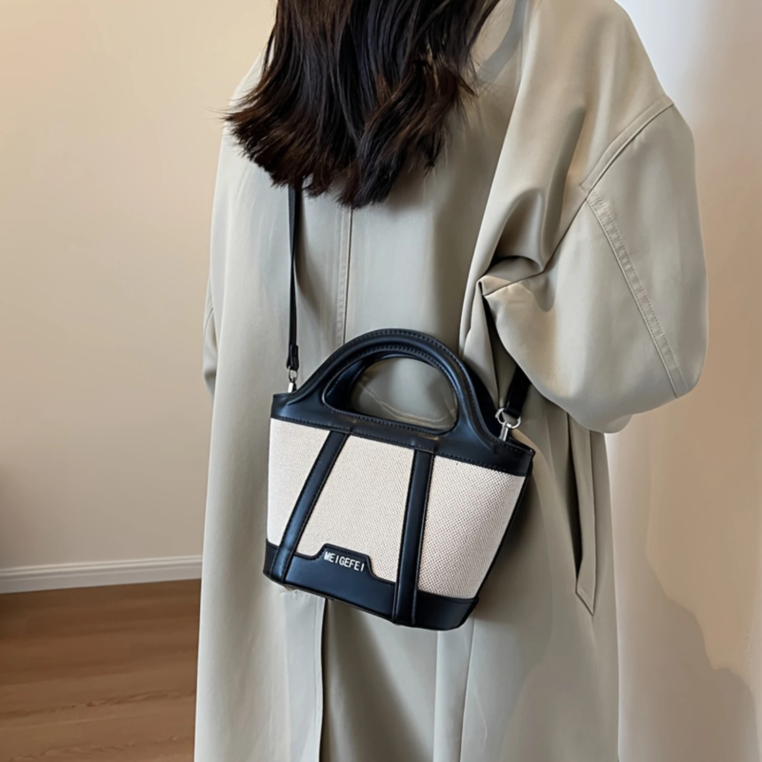 Color Contrast Bucket Bag, Niche Design Mini Crossbody Bag, Women's Vegetable Basket Handbag.
Color Contrast Bucket Bag, Niche Design Mini Crossbody Bag, Women's Vegetable Basket Handbag.