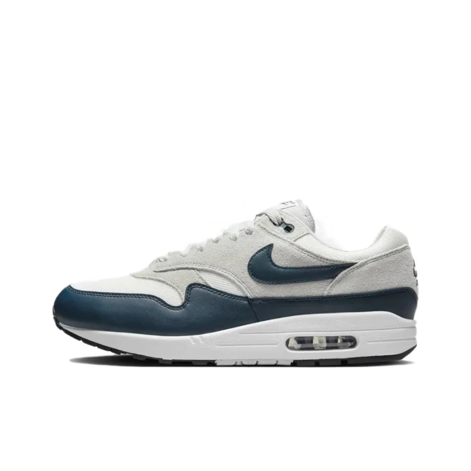Nike Air Max 1, Essential Summit White Armory Navy FZ5808-103
Nike Air Max 1, Essential Summit White Armory Navy FZ5808-103
