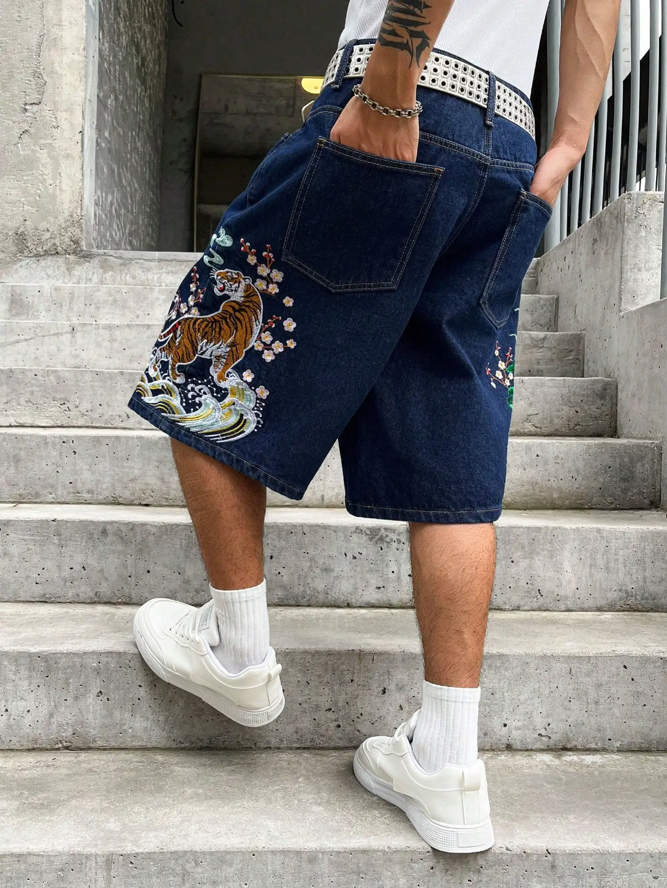 Men's embroidered baggy wide-leg denim knee-length shorts, dark blue hip-hop street-style shorts, Y2K casual denim shorts
Men's embroidered baggy wide-leg denim knee-length shorts, dark blue hip-hop street-style shorts, Y2K casual denim shorts