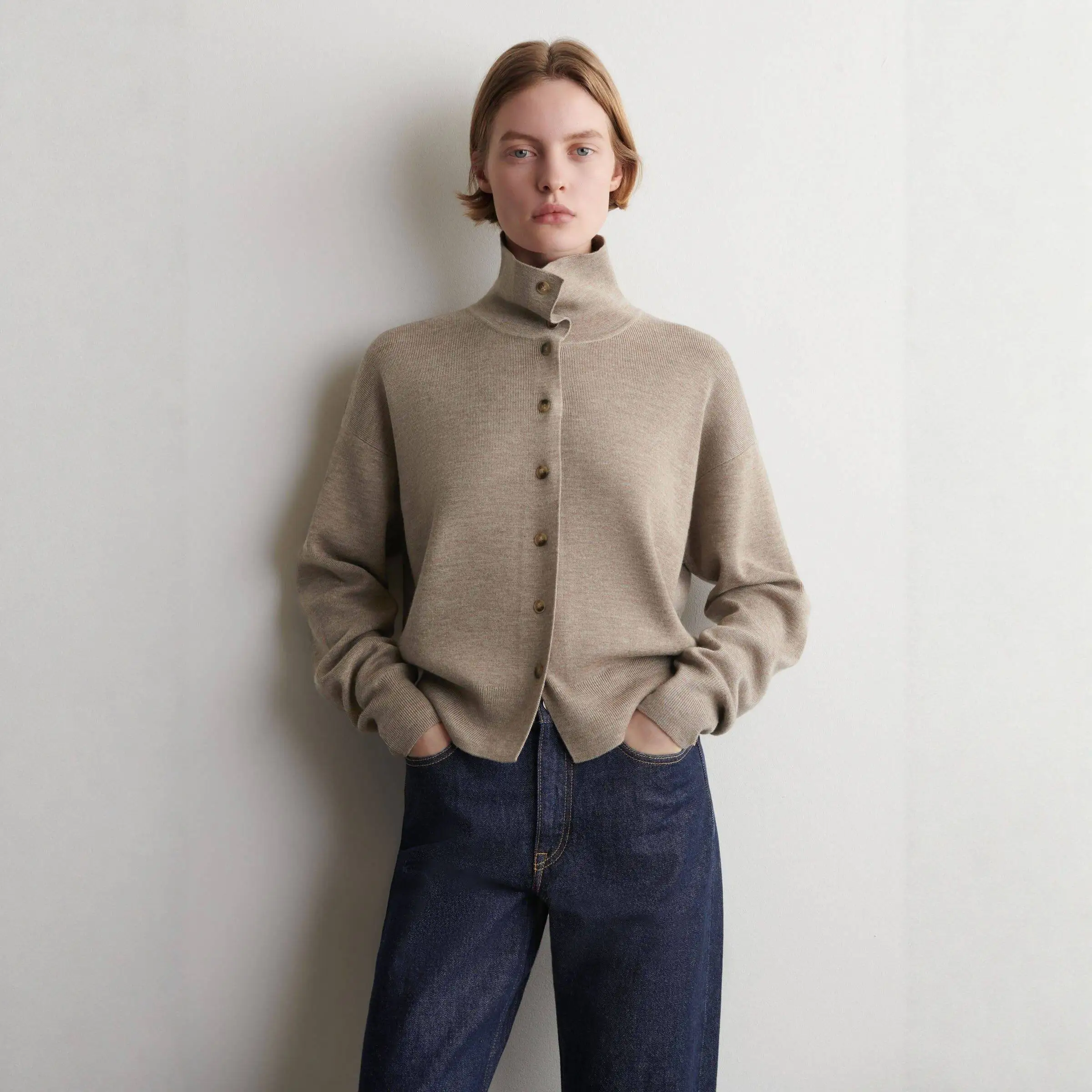 XIMIAN APPAREL 2026 YAZHIMEI cos spring new style of Women's casual Standard style khaki funnel-neck cardigan
XIMIAN APPAREL 2026 YAZHIMEI cos spring new style of Women's casual Standard style khaki funnel-neck cardigan