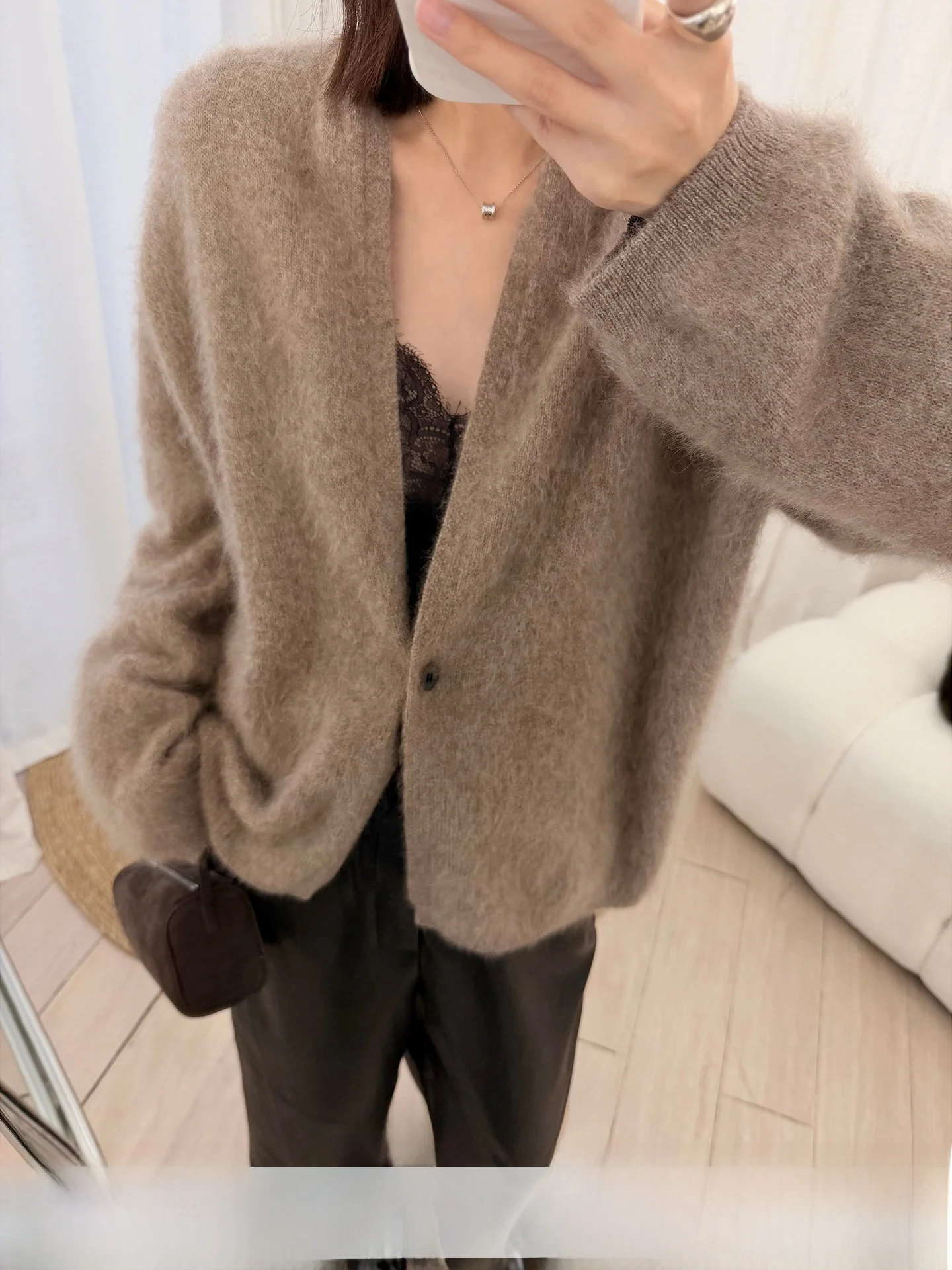 Уютный шерстяной кардиган на флисовой подкладке, свободного кроя, для повседневной носки, теплый, утолщенный, с V-образным вырезом, на одной пуговице
Уютный шерстяной кардиган на флисовой подкладке, свободного кроя, для повседневной носки, теплый, утолщенный, с V-образным вырезом, на одной пуговице