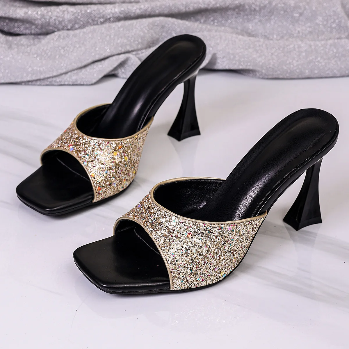 Women's Slippers Fashion Square-headed Designer High-heeled Cool Slippers Luxury Temperament Shining Glitter High-heeled Sandals
Women's Slippers Fashion Square-headed Designer High-heeled Cool Slippers Luxury Temperament Shining Glitter High-heeled Sandals