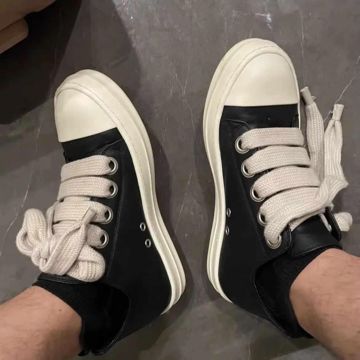 R-o Classic Design Thick Shoelaces Black Genuine Leather Shoes Men High Quality Casual Low-top Sneakers Women Outdoor Flat Shoe
R-o Classic Design Thick Shoelaces Black Genuine Leather Shoes Men High Quality Casual Low-top Sneakers Women Outdoor Flat Shoe