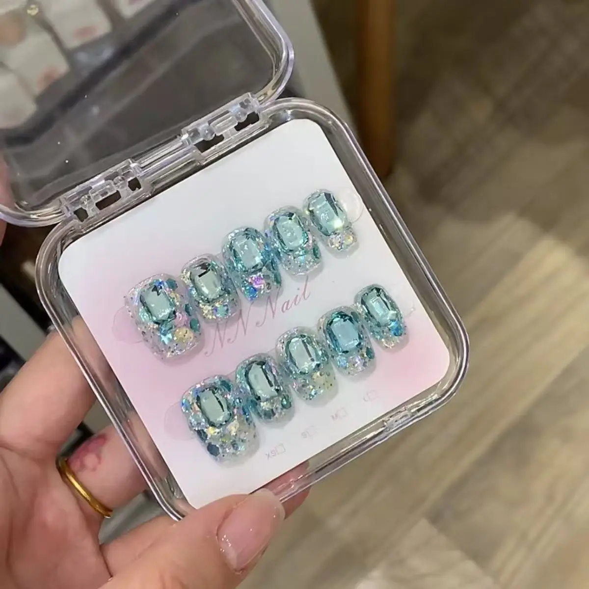 10pcs/set Summer Aquamarine Short Deluxe Handmade Press On Nails Blue Diamonds Super Glitter Art Fake Nails for Women and Girls
10pcs/set Summer Aquamarine Short Deluxe Handmade Press On Nails Blue Diamonds Super Glitter Art Fake Nails for Women and Girls