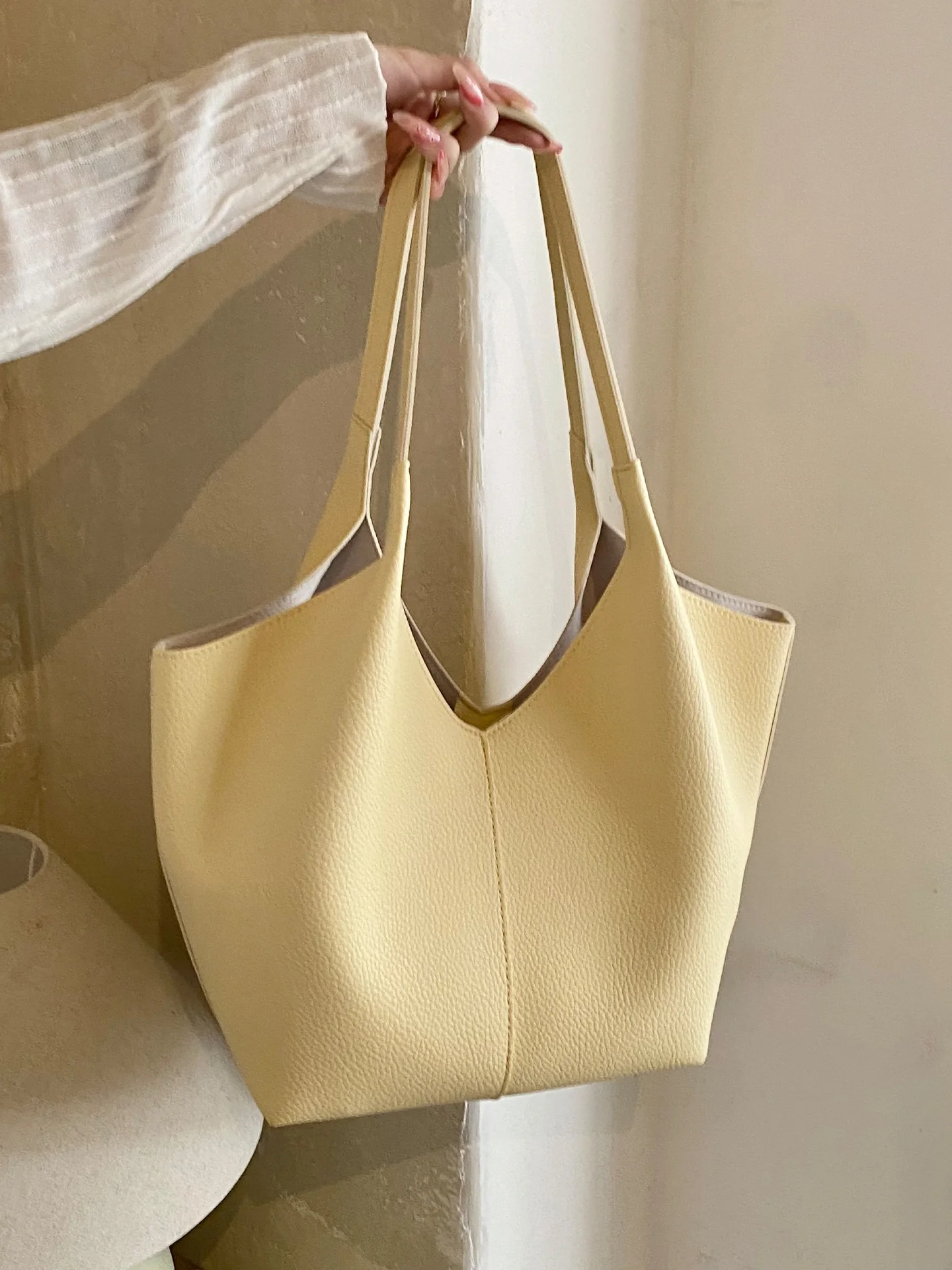 Elegant Women's Tote Bag 2026 New Spring Large Capacity Commuter Bag Casual Simple Style Dual Shoulder Strap Soft PU Leather
Elegant Women's Tote Bag 2026 New Spring Large Capacity Commuter Bag Casual Simple Style Dual Shoulder Strap Soft PU Leather