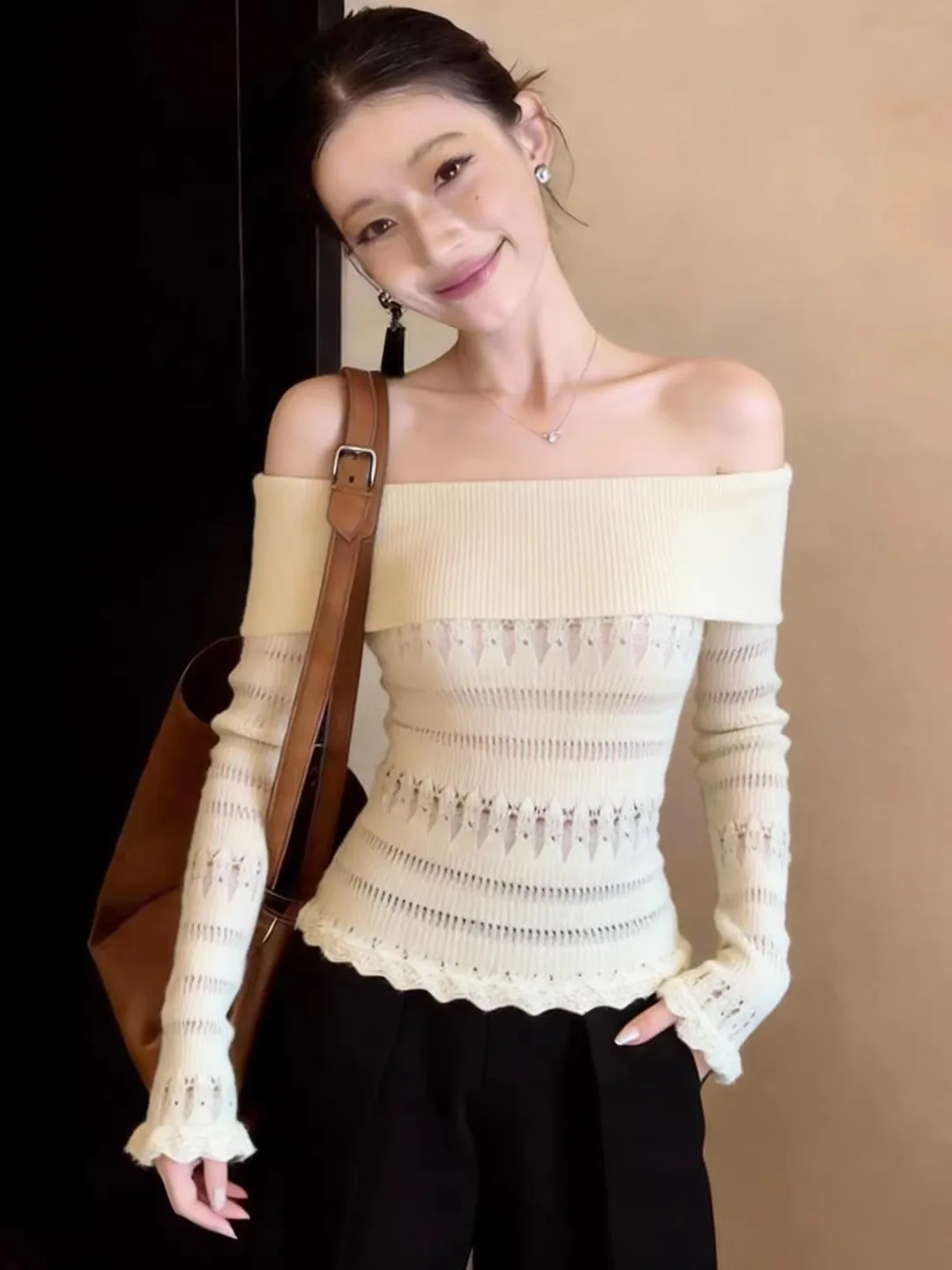 Ele Hollow out Long Sve Knitted Sweater Women's Slim Fit Base irt oulder Baring Top Korean Sle Spring Faion
Ele Hollow out Long Sve Knitted Sweater Women's Slim Fit Base irt oulder Baring Top Korean Sle Spring Faion