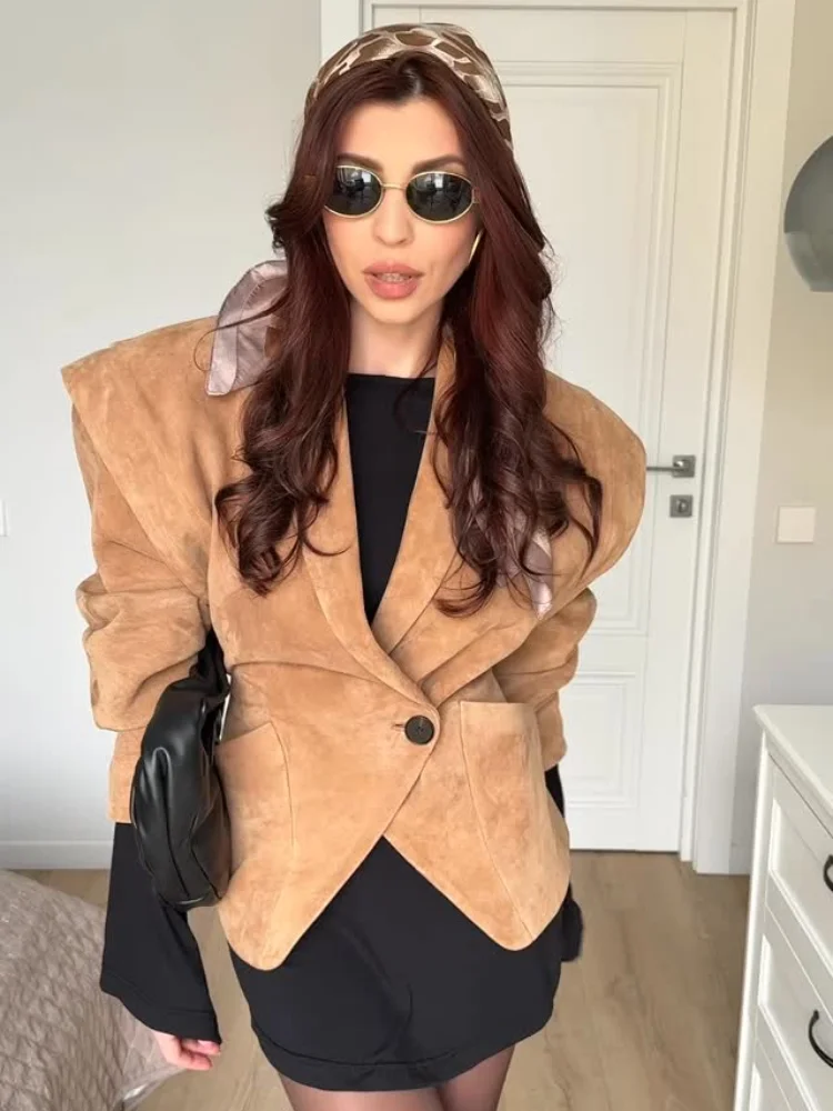 Single Breasted Buckle Casual Suede Jacket Women Chic Shoulder Pad Full Sleeve Lapel Slim Coat Autumn Lady New Highstreet Wear
Single Breasted Buckle Casual Suede Jacket Women Chic Shoulder Pad Full Sleeve Lapel Slim Coat Autumn Lady New Highstreet Wear