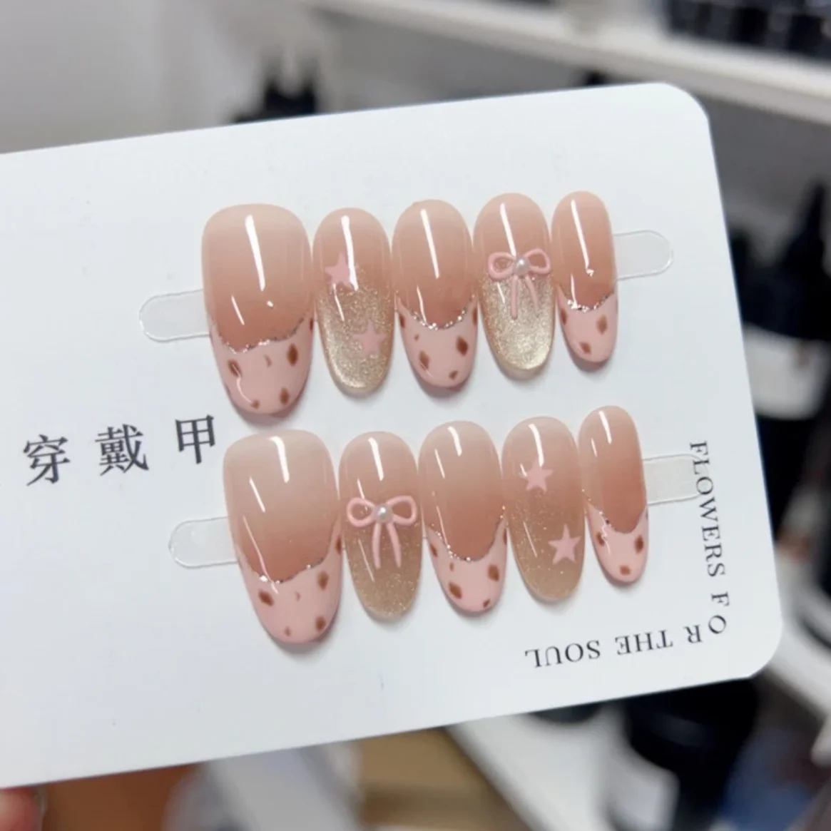 10pcs powder leopard print Korean ins wind new cat's eye wearing a bow star handmade French Girl manicure
10pcs powder leopard print Korean ins wind new cat's eye wearing a bow star handmade French Girl manicure