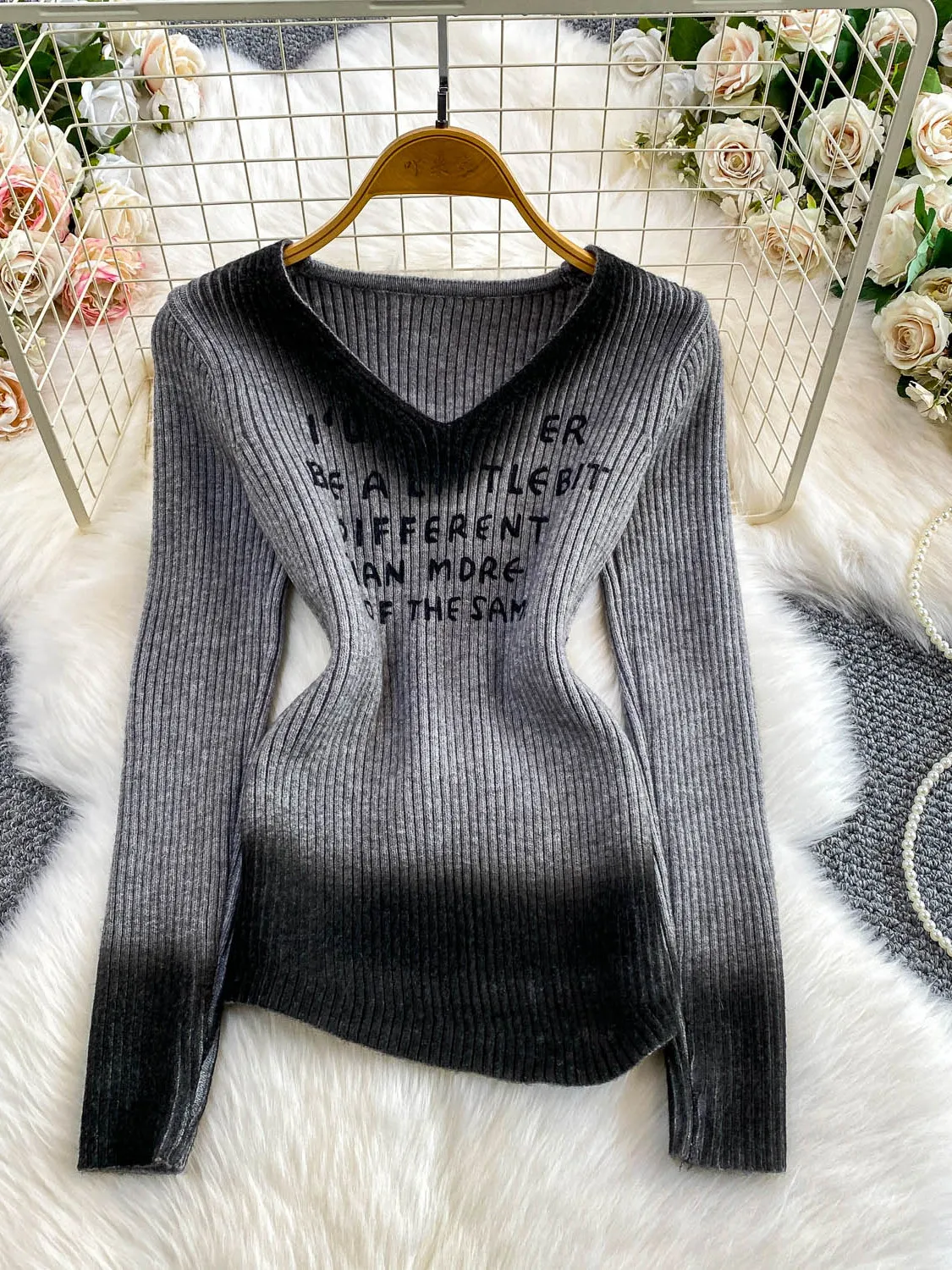 Ретро-свитер с V-образным вырезом и градиентным цветом, женский, с асимметричным буквенным принтом, вязаный, зимний, 2025, модный, мягкий, средней толщины, длинный, с длинными рукавами
Ретро-свитер с V-образным вырезом и градиентным цветом, женский, с асимметричным буквенным принтом, вязаный, зимний, 2025, модный, мягкий, средней толщины, длинный, с длинными рукавами