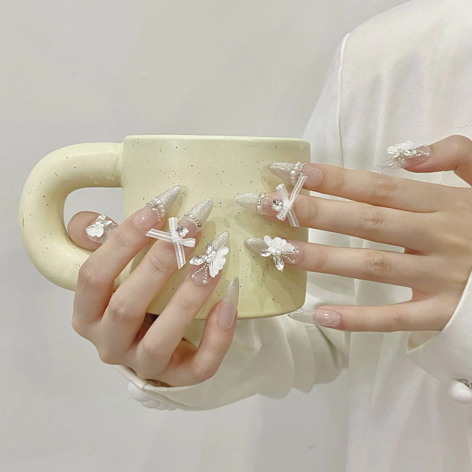 Французские накладные ногти с декором в виде бабочки, легкие и легко приклеивающиеся накладные ногти для подходящего платья для горячей девушки
Французские накладные ногти с декором в виде бабочки, легкие и легко приклеивающиеся накладные ногти для подходящего платья для горячей девушки