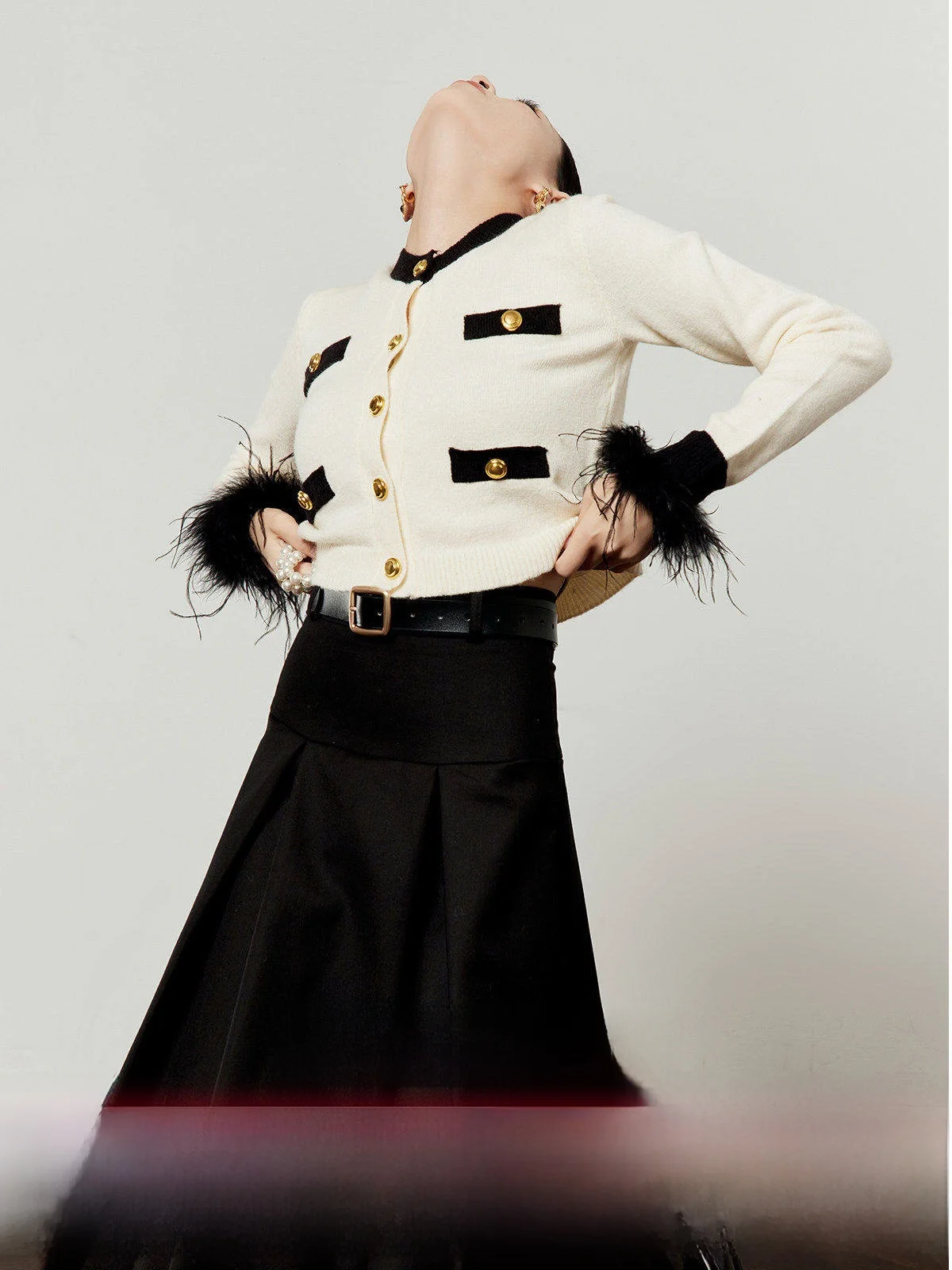 Женский свитер Ele White 2025: Новинка, золотые пуговицы, вязаный с пэчворком, роскошный, с длинными рукавами, круглый вырез, короткий фасон.
Женский свитер Ele White 2025: Новинка, золотые пуговицы, вязаный с пэчворком, роскошный, с длинными рукавами, круглый вырез, короткий фасон.