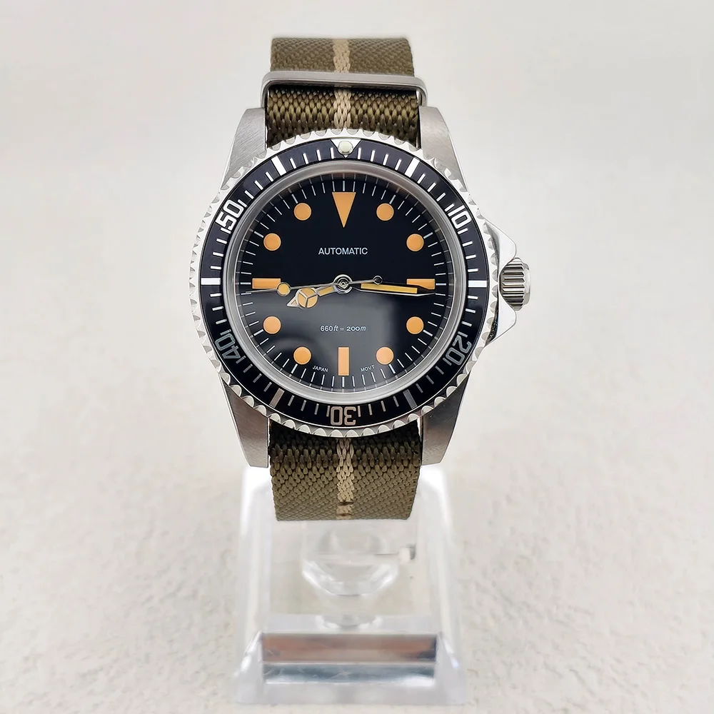NH35 watch 39.5mm diving retro watch sapphire glass stainless steel waterproof case Stainless steel watch strap men's watch
NH35 watch 39.5mm diving retro watch sapphire glass stainless steel waterproof case Stainless steel watch strap men's watch